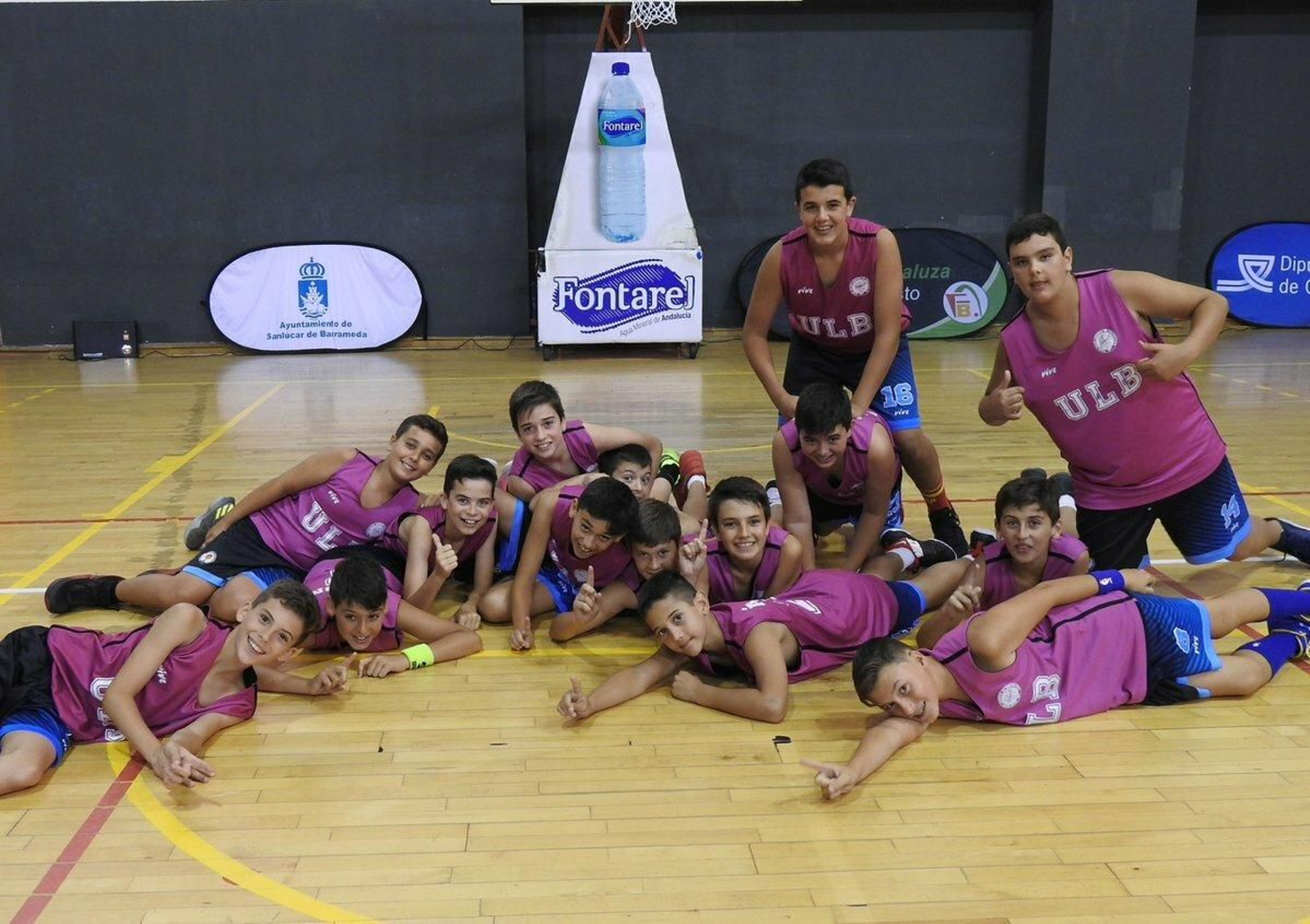 El 'mini' de la ULB celebra su pase en el Cadeba.