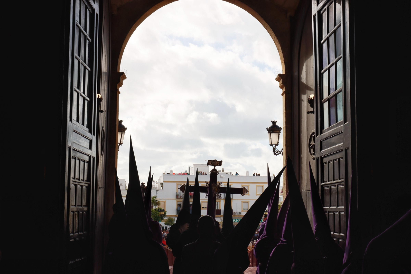 Las imágenes de la salida del Medinaceli en la Semana Santa de Chiclana 2025