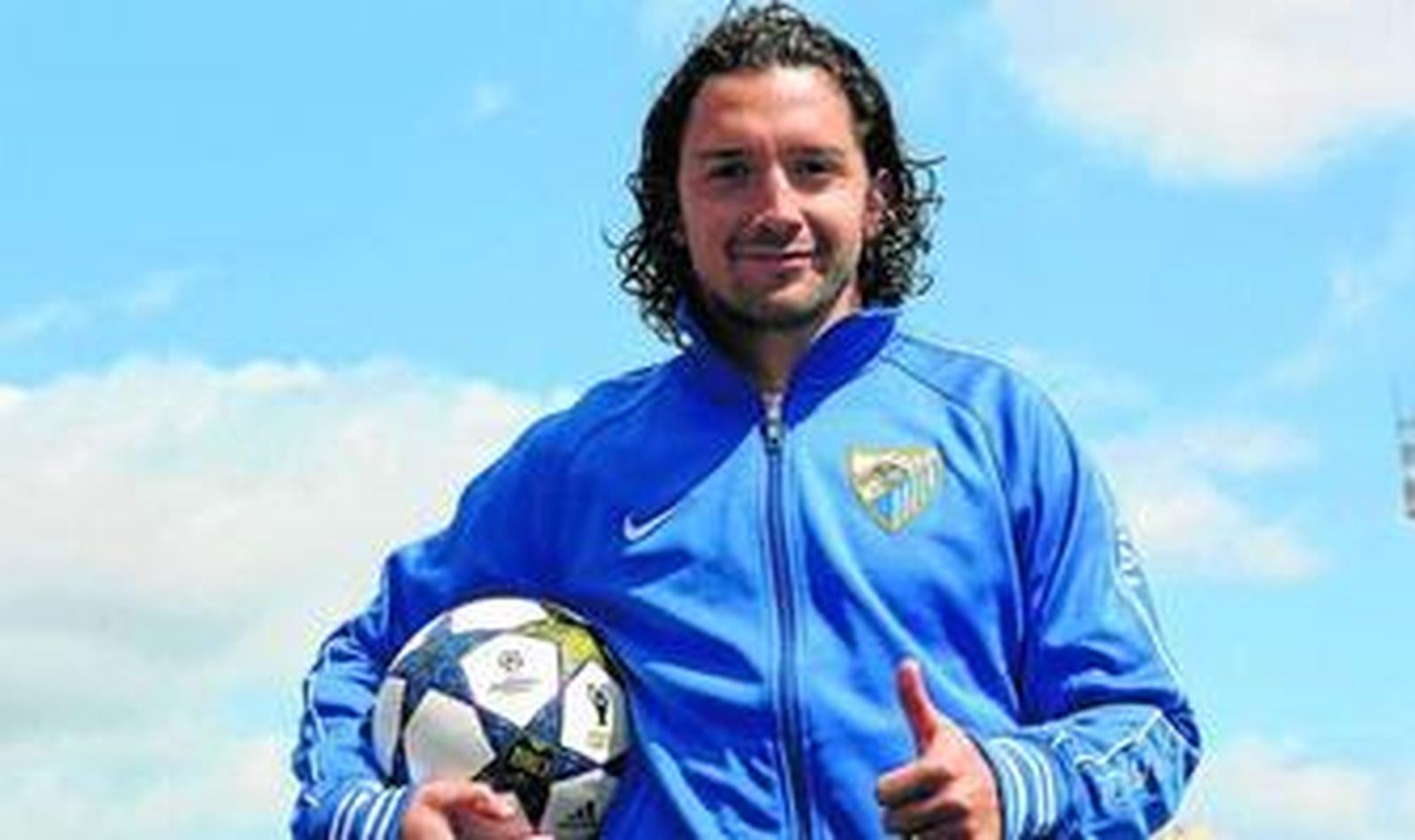 Manuel Iturra posa con el balón de la Champions, ayer.