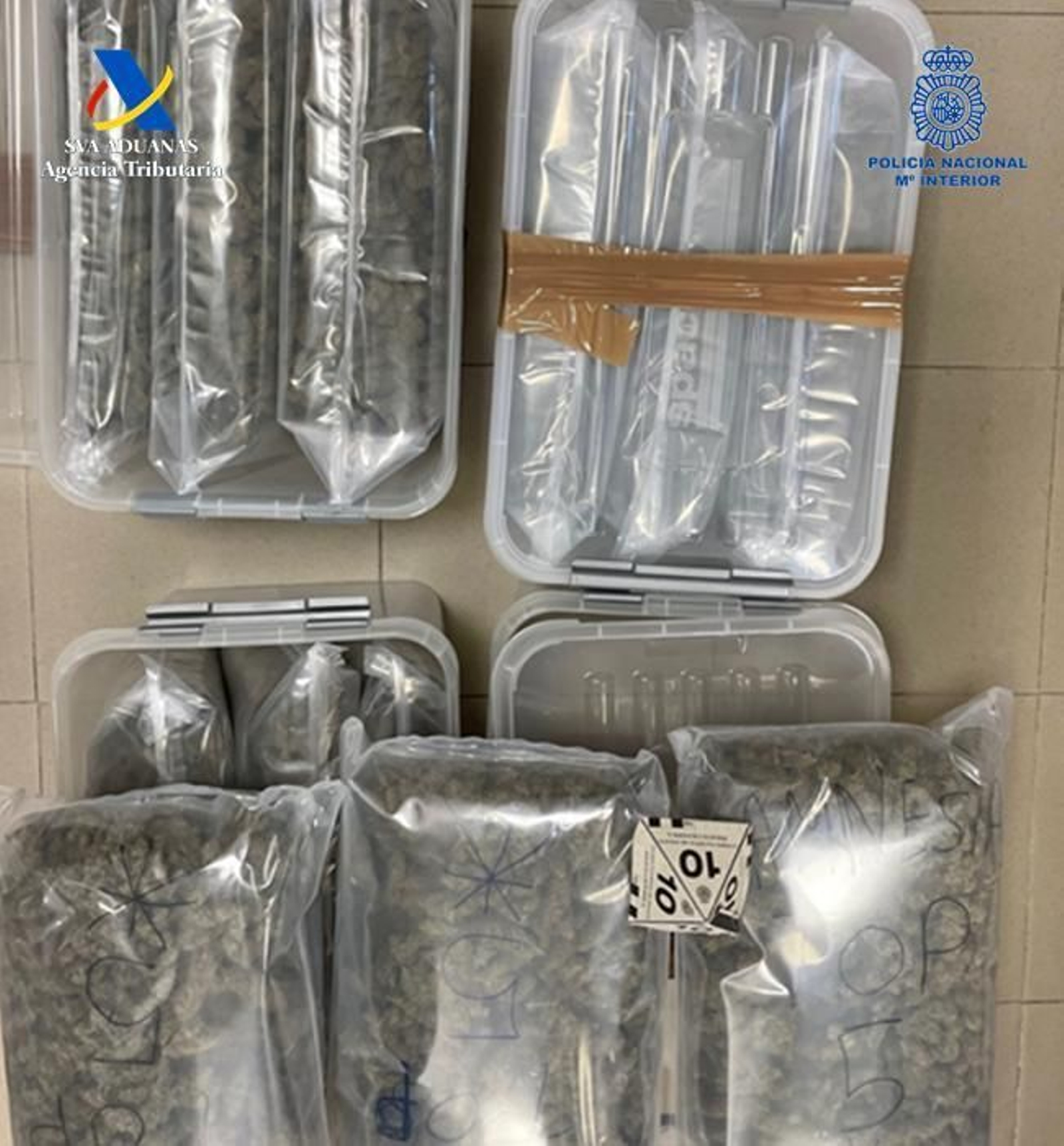 Paquetes de marihuana preparados para su envío.