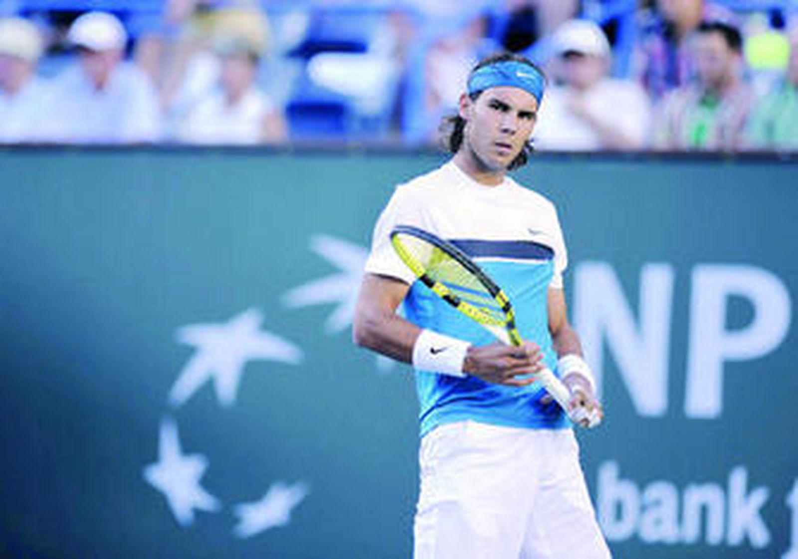 Rafa Nadal mira a Tursunov al finalizar un punto.