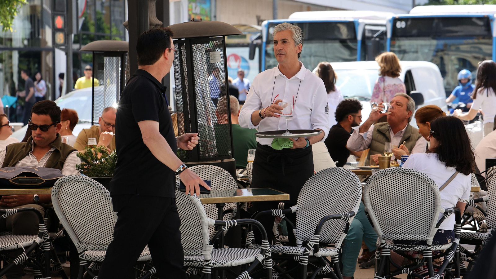 Un camarero conversa con un cliente en la terra de un bar del centro de Jerez