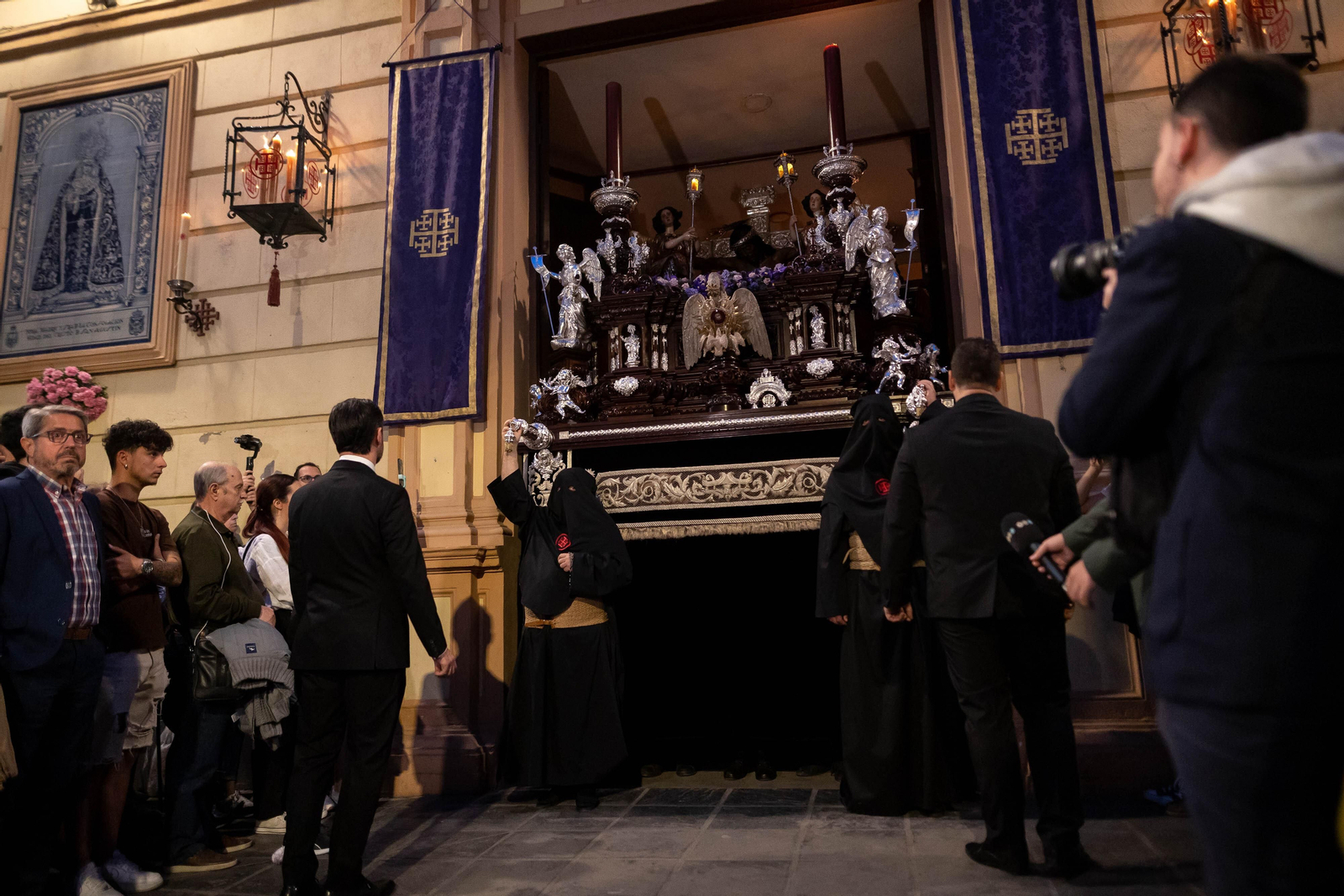 Crónica gráfica del Lunes Santo en Granada