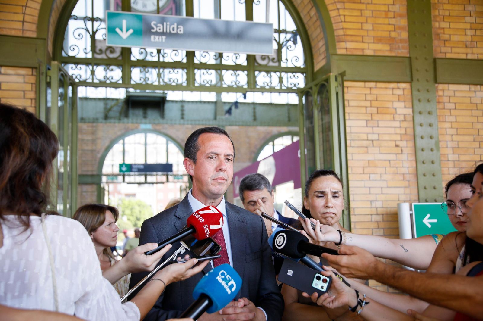 El delegado del Gobierno, Pedro Fernández, visita la estación histórica de Renfe en Almería, en imágenes
