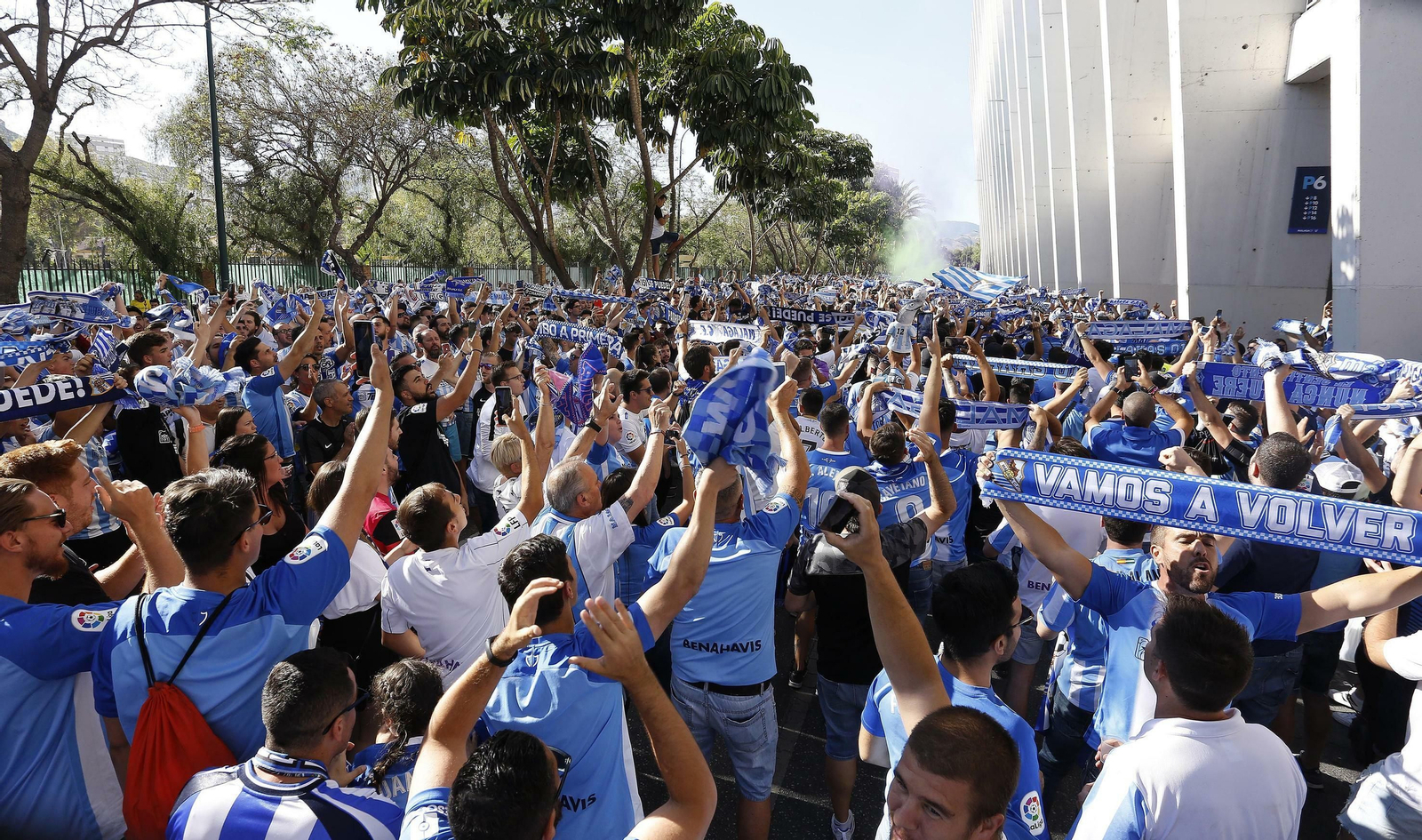El recibimiento del Málaga C.F. antes de la vuelta contra el Dépor, en fotos