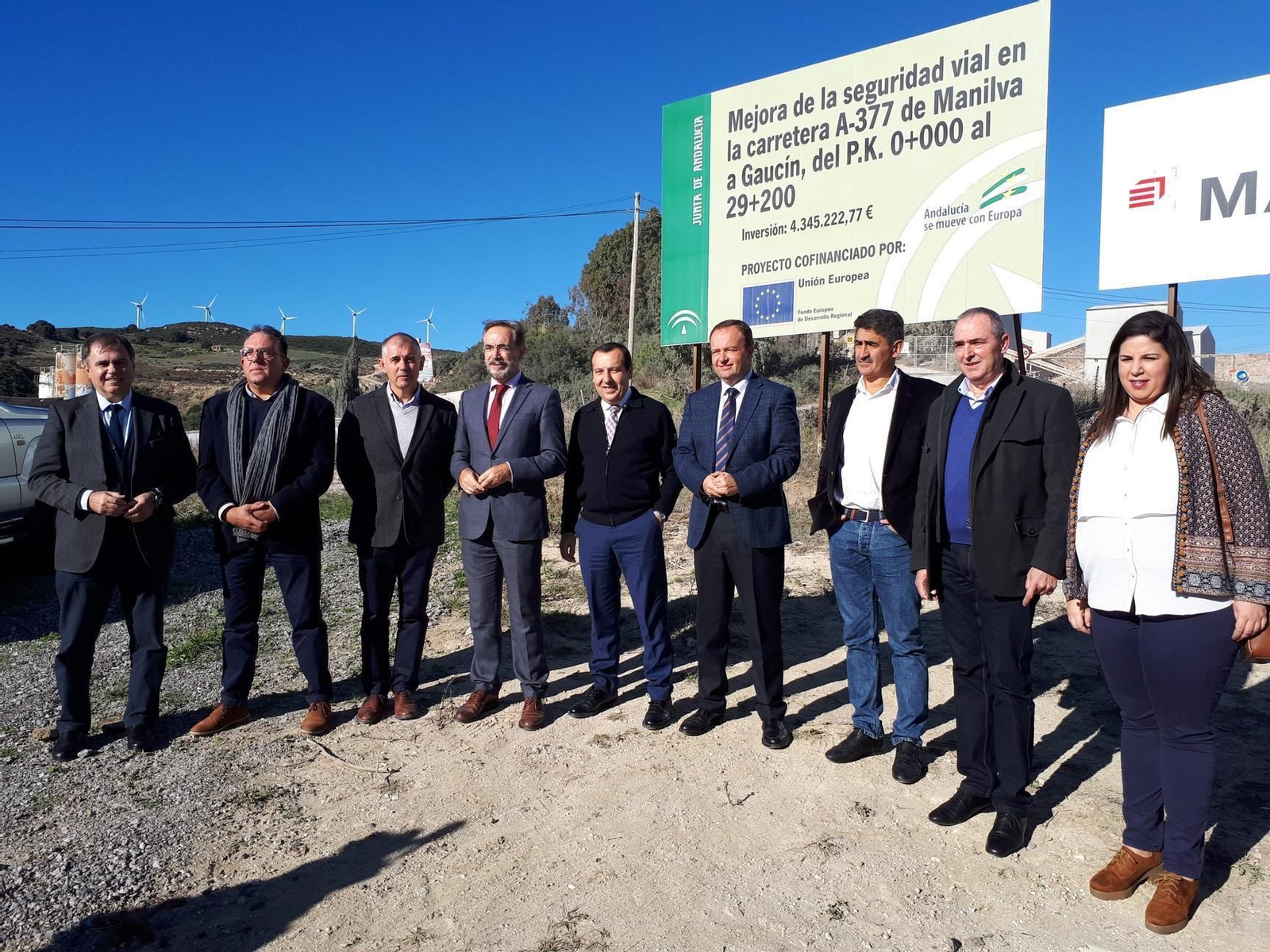 El consejero, en el centro, junto al delegado del gobierno y alcaldes de la comarca.