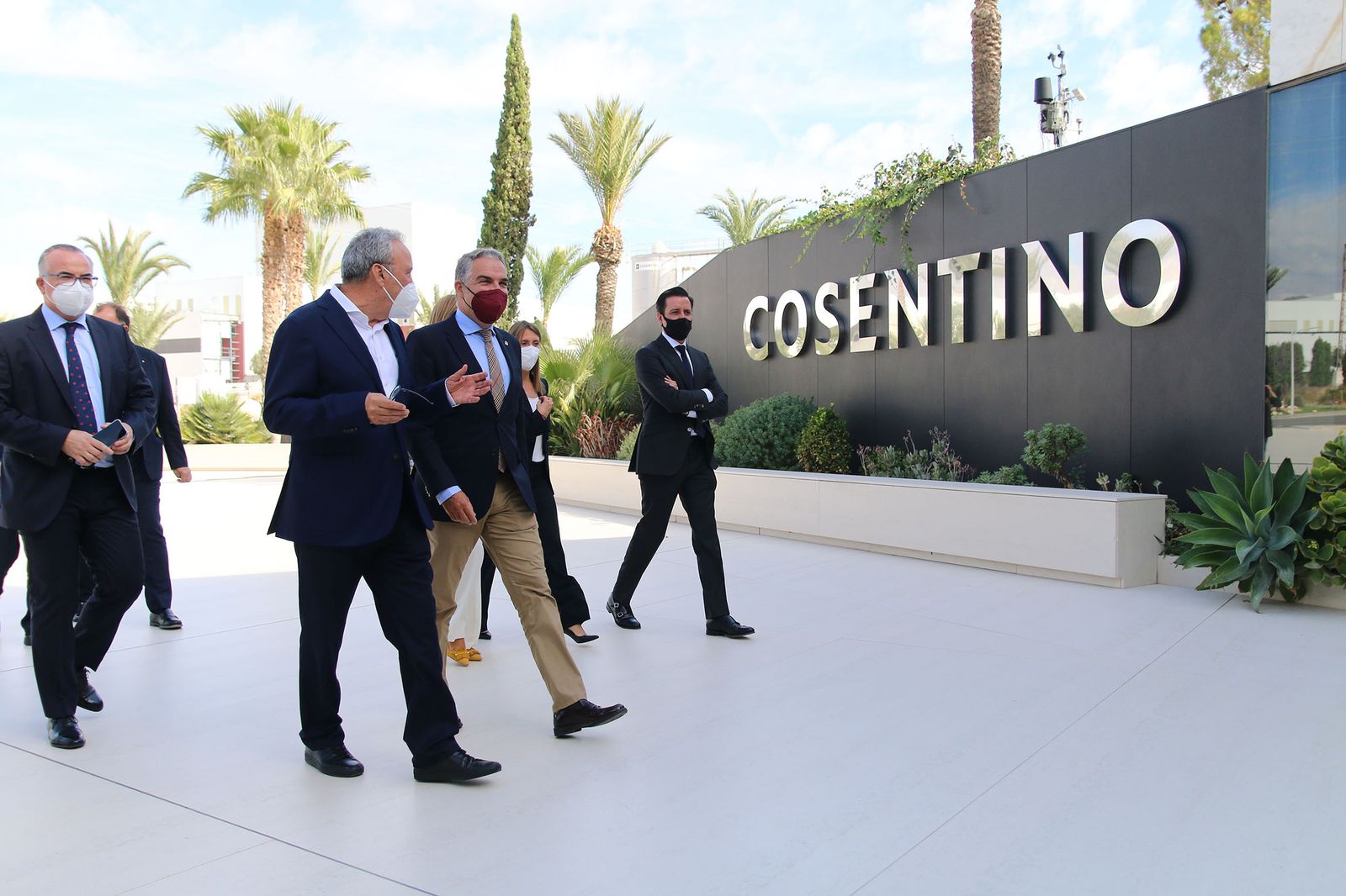 Las imágenes de la visita de Bendodo a Cosentino y la firma de la adenda con Extenda y la AEMA