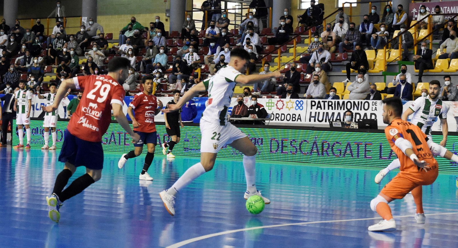 Ricardo Mayor se dispone a asistir a Saura en el primer gol del Córdoba Futsal ante  Osasuna Magna.
