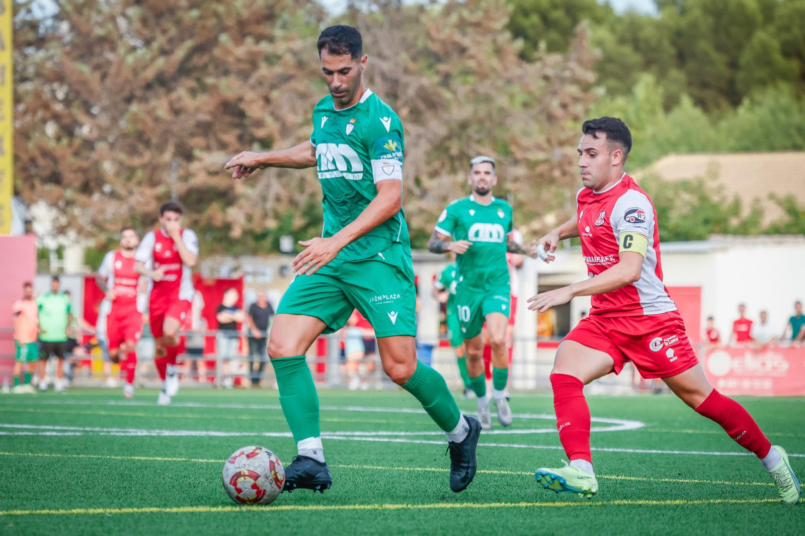 Javi Moyano protege el balón ante la presión de Adri Gómez.