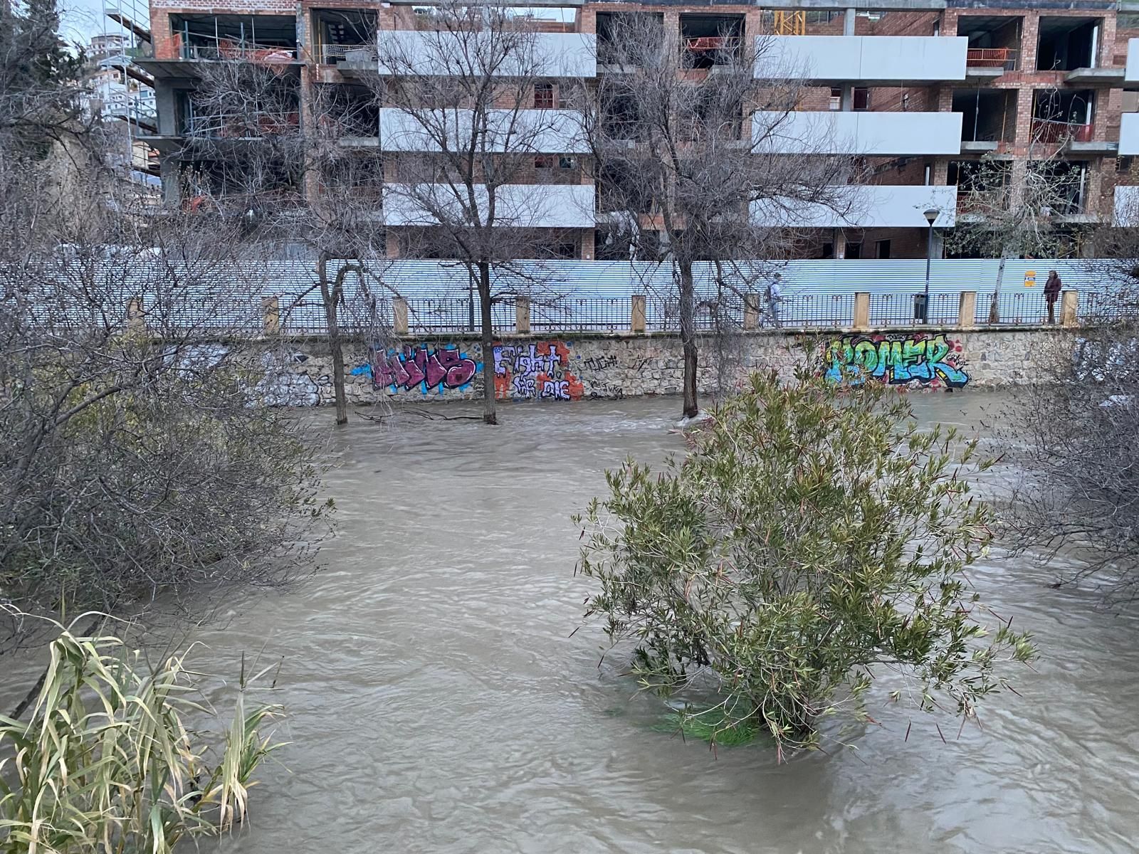 Las fotos de la previa de la borrasca Leonardo: nieve en Prado Negro y el río Genil en Granada, crecido