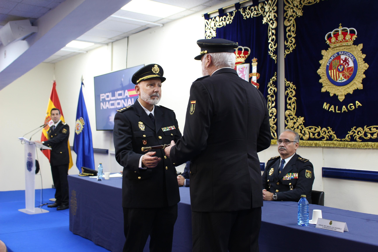 La entrega del bastón de mando al nuevo comisario de Marbella, José Manuel Rando.