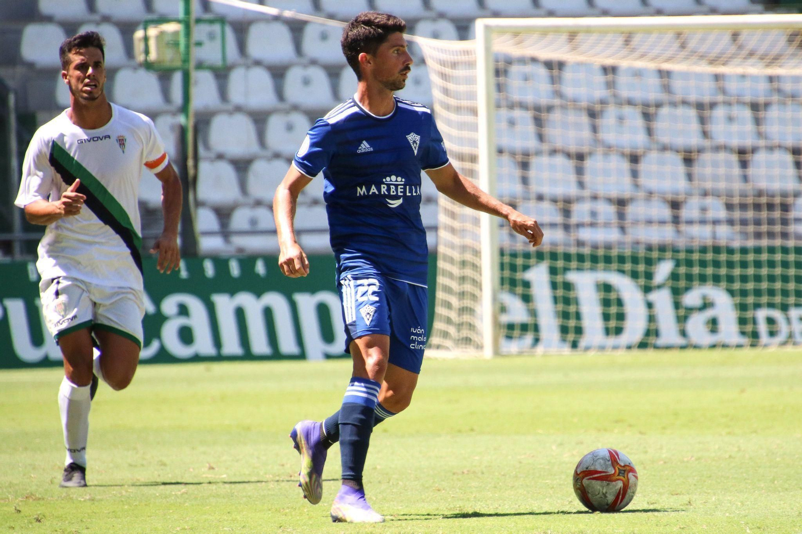 Valero dirigiendo el juego del Marbella FC durante el amistoso contra el Córdoba.