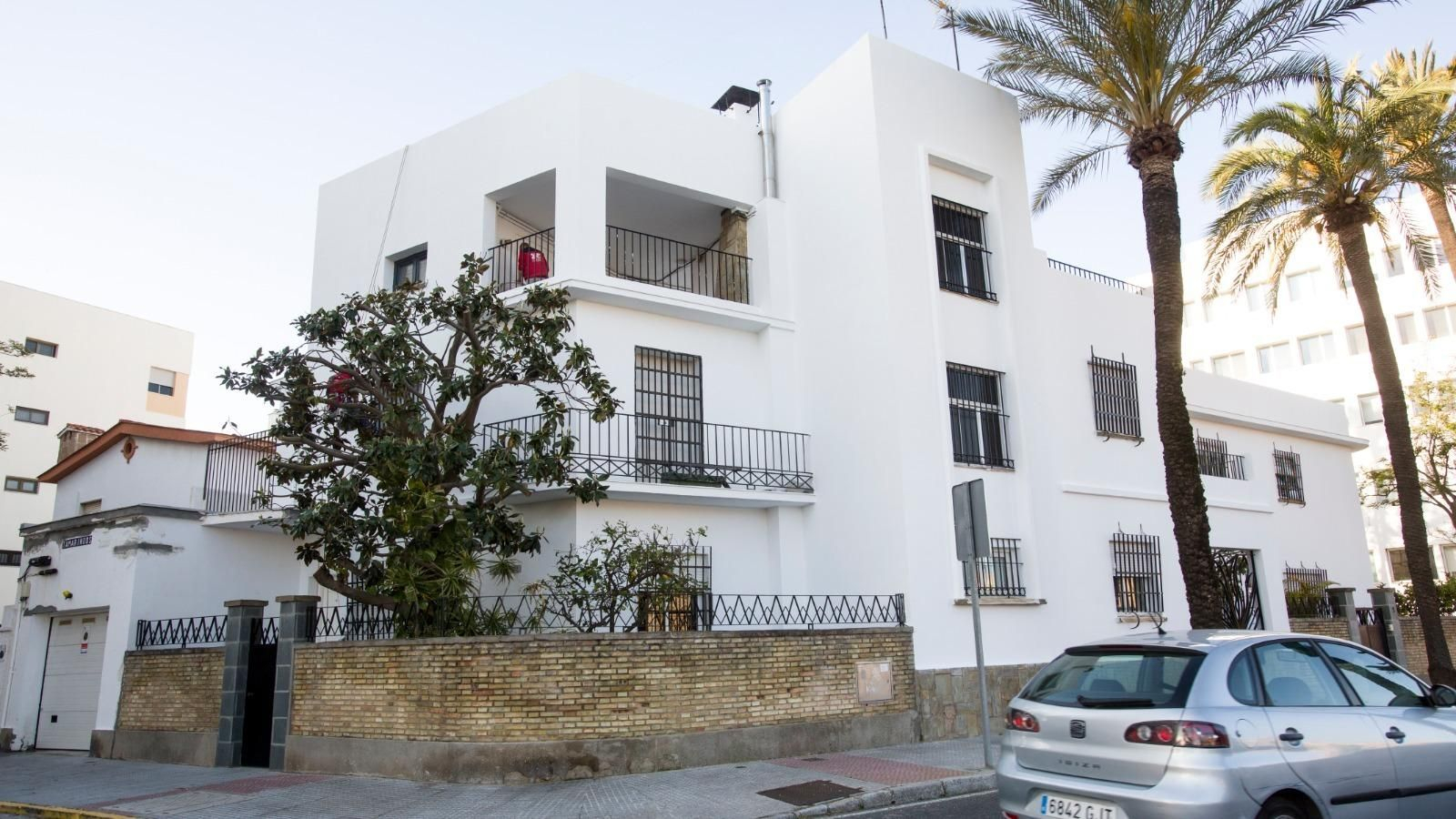 Uno de los chalés más grandes que existe en la ciudad se encuentra entre las calles Tamarindos y Acacias y la avenida de Bahía Blanca.