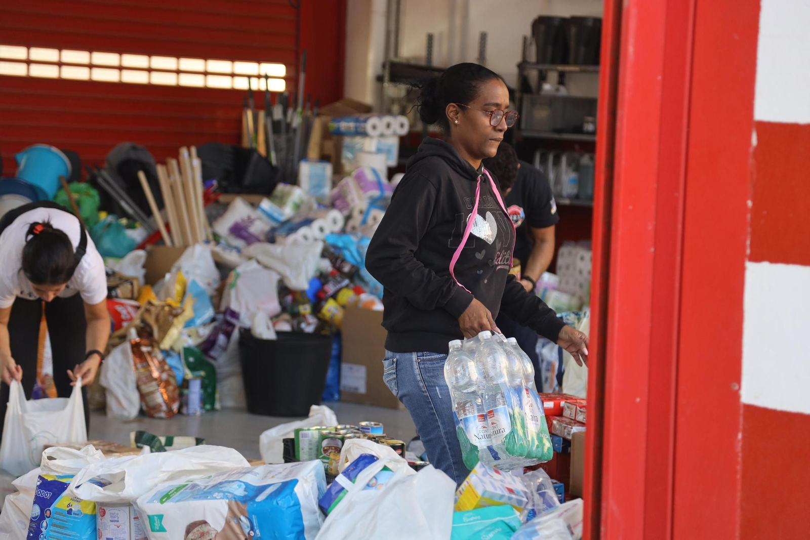 Donaciones en los parques de bomberos de Málaga para Valencia