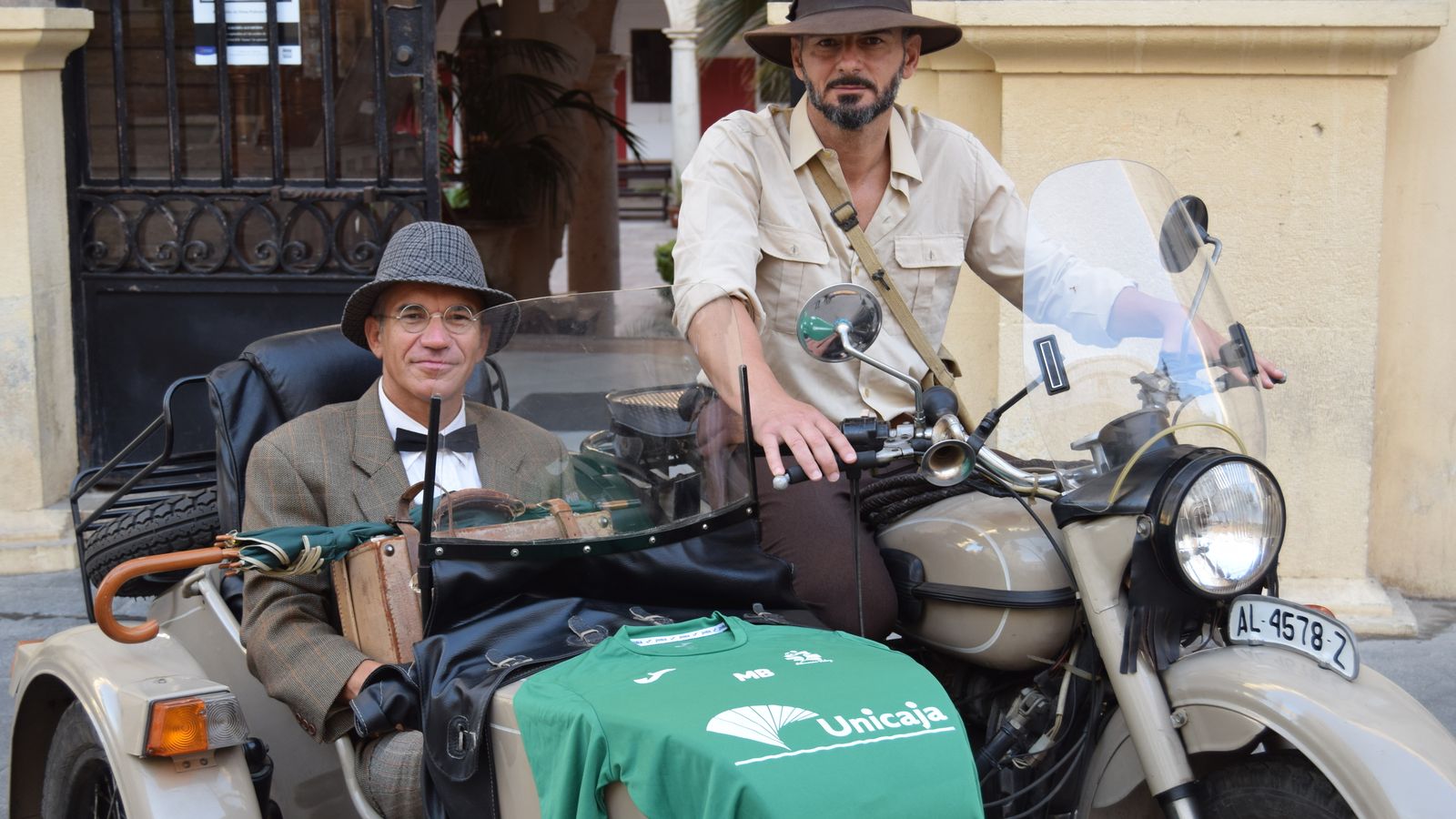 Con un sidecar similar al de la película.