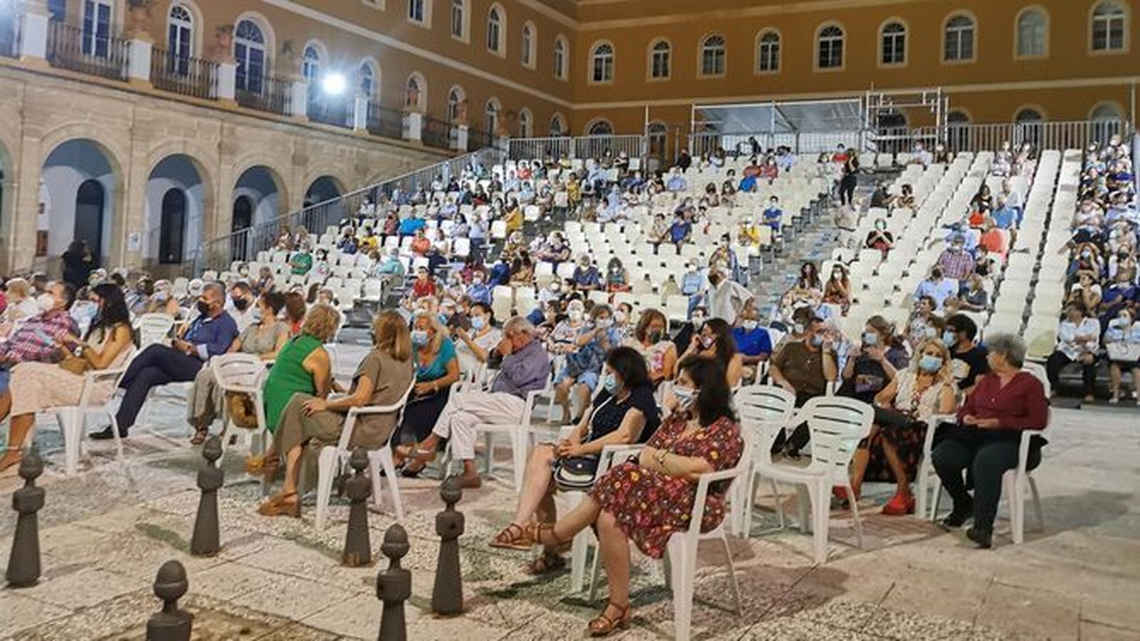 Una imagen del patio porticado de San Luis durante una edición anterior del Festival de Comedias.