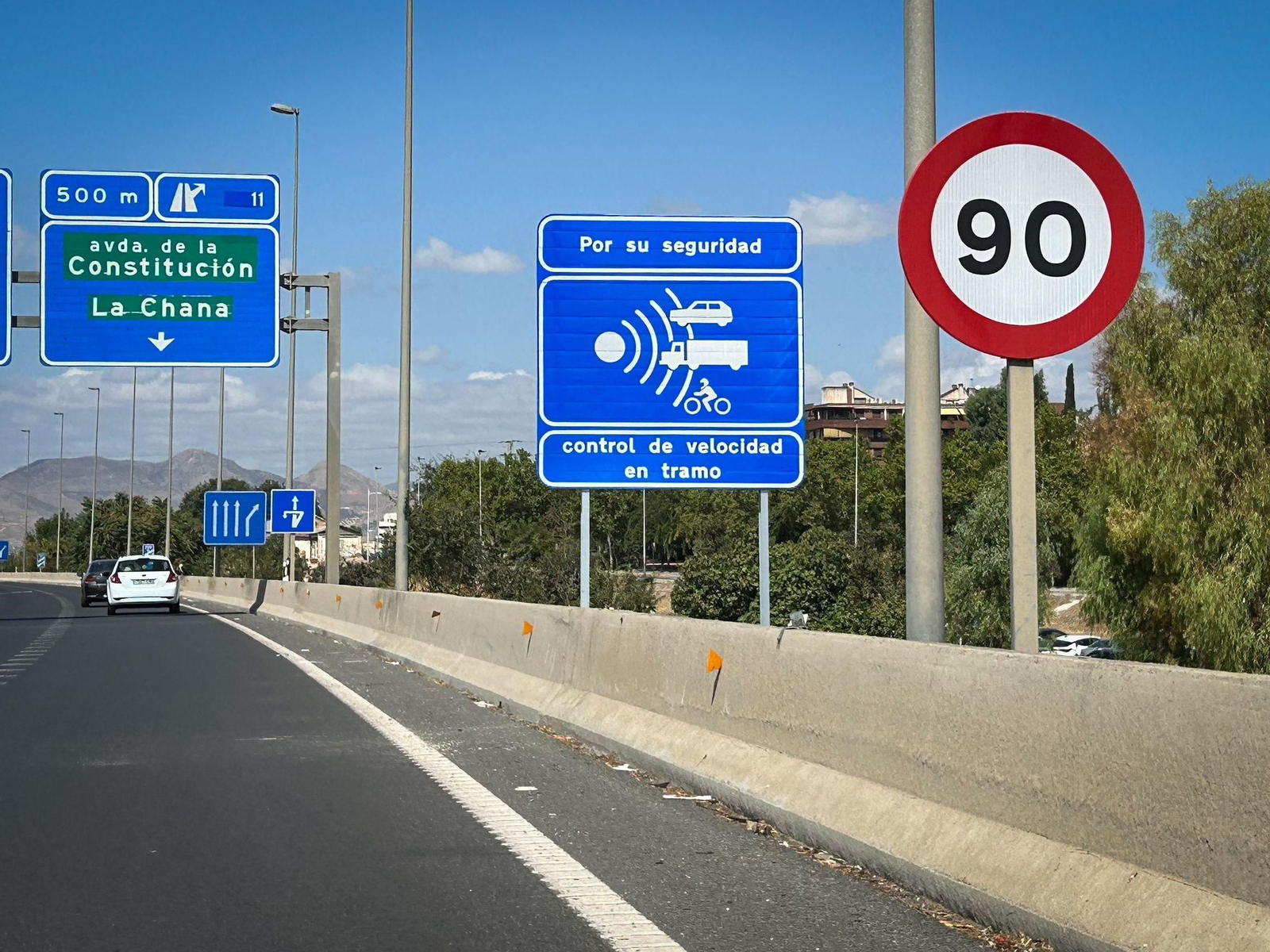 Imagen del panel de información que avisa del radar de tramo Imagen del panel de información que avisa del radar de tramo
