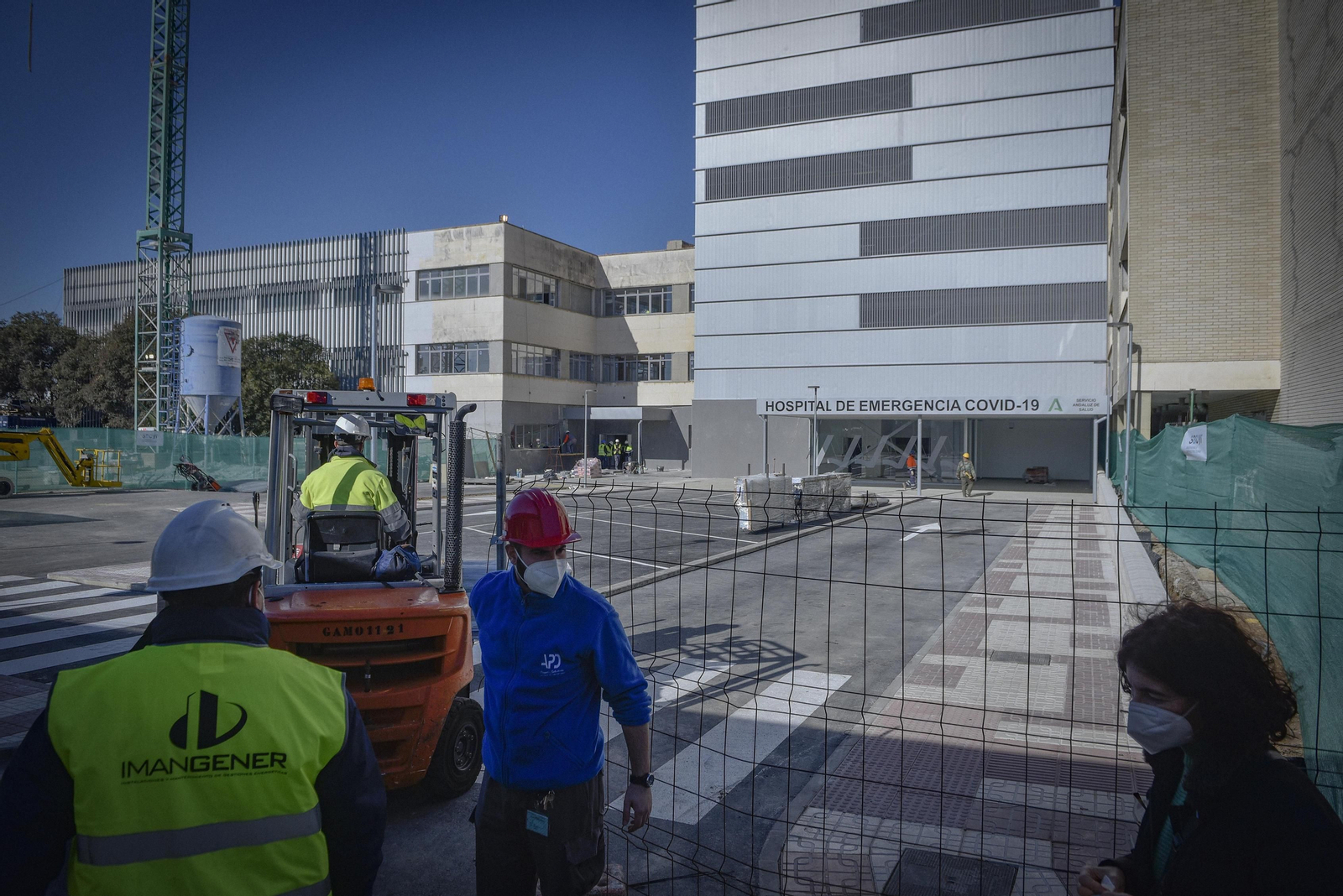 Obreros en el Hospital Militar.