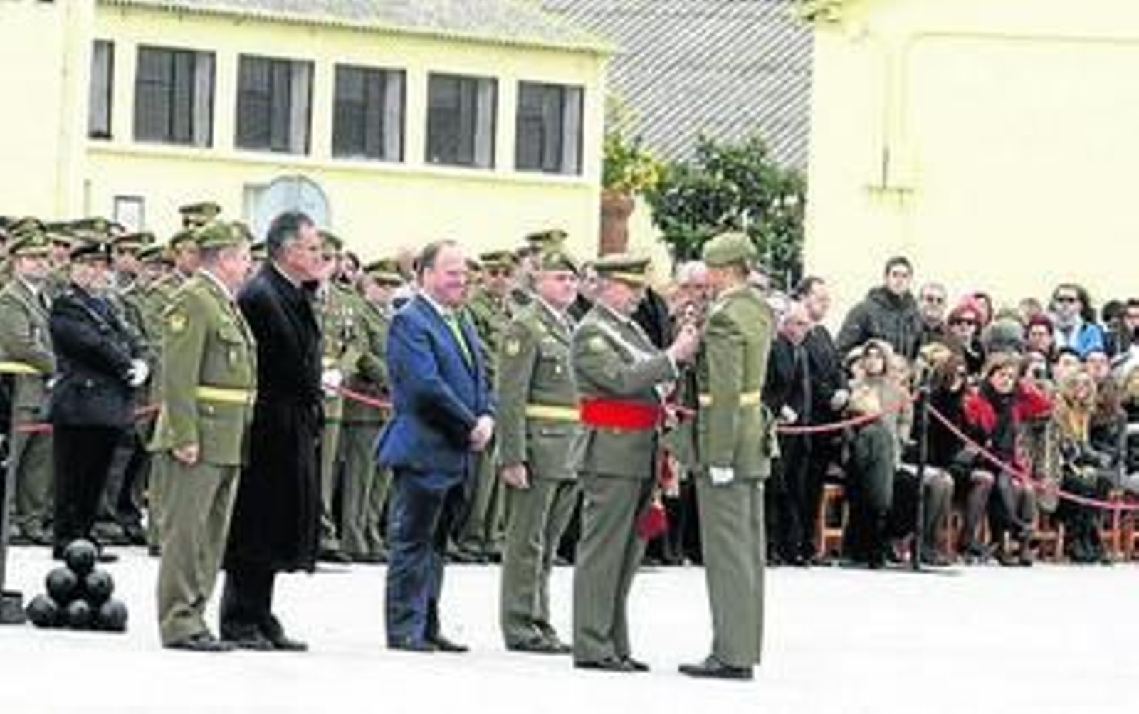 Un instante de la entrega de condecoraciones, ayer.