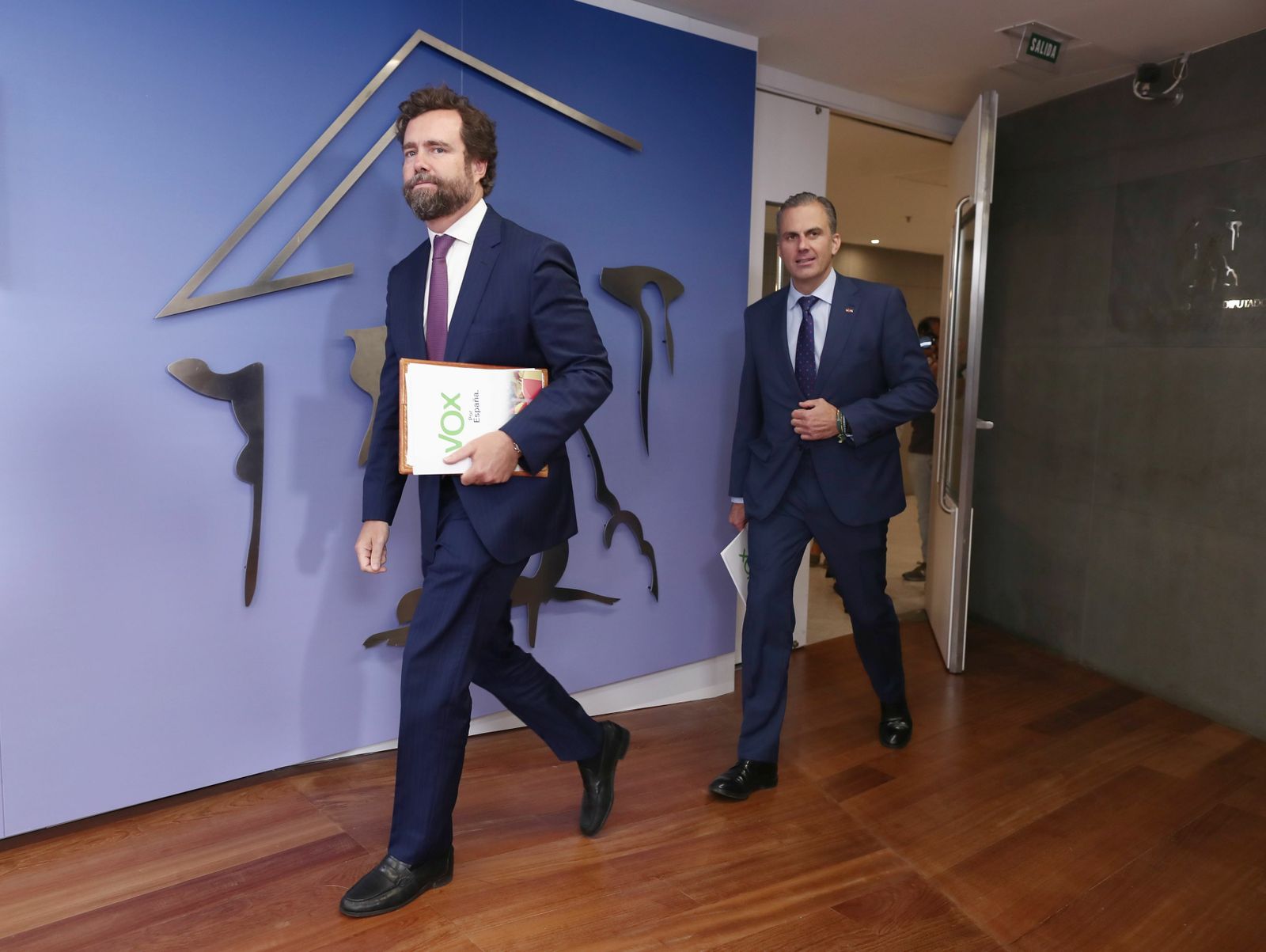 Los diputados de Vox  Iván Espinosa de los Monteros y Javier Ortega Smith, este jueves antes de dar una una rueda de prensa en el Congreso de los Diputados.