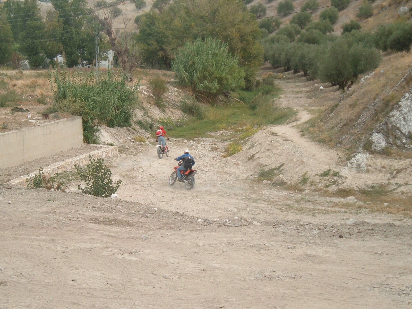 Práctica de motocross en el paraje de la ermita de los Ángeles de Baena.