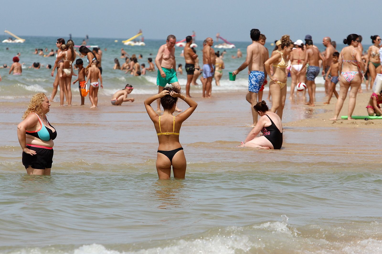 Imágenes del caluroso fin de semana en las playas de Huelva