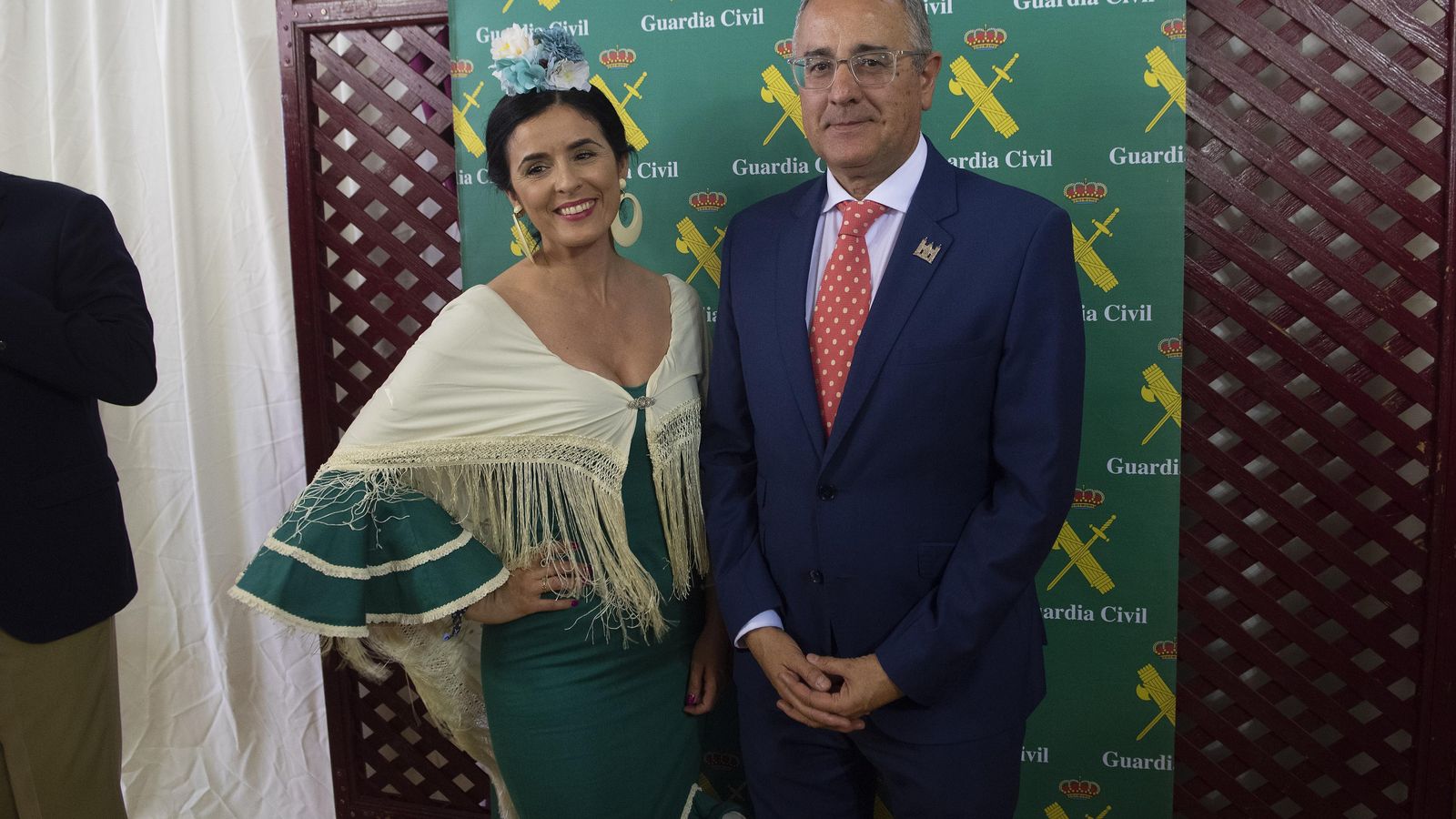 Martina Vidal, gerente de la Asociación andaluza de Víctimas del Terrorismo, con el coronel Luis Ortega Carmona, jefe de la Guardia Civil de Sevilla, en la caseta de la Guardia Civil.