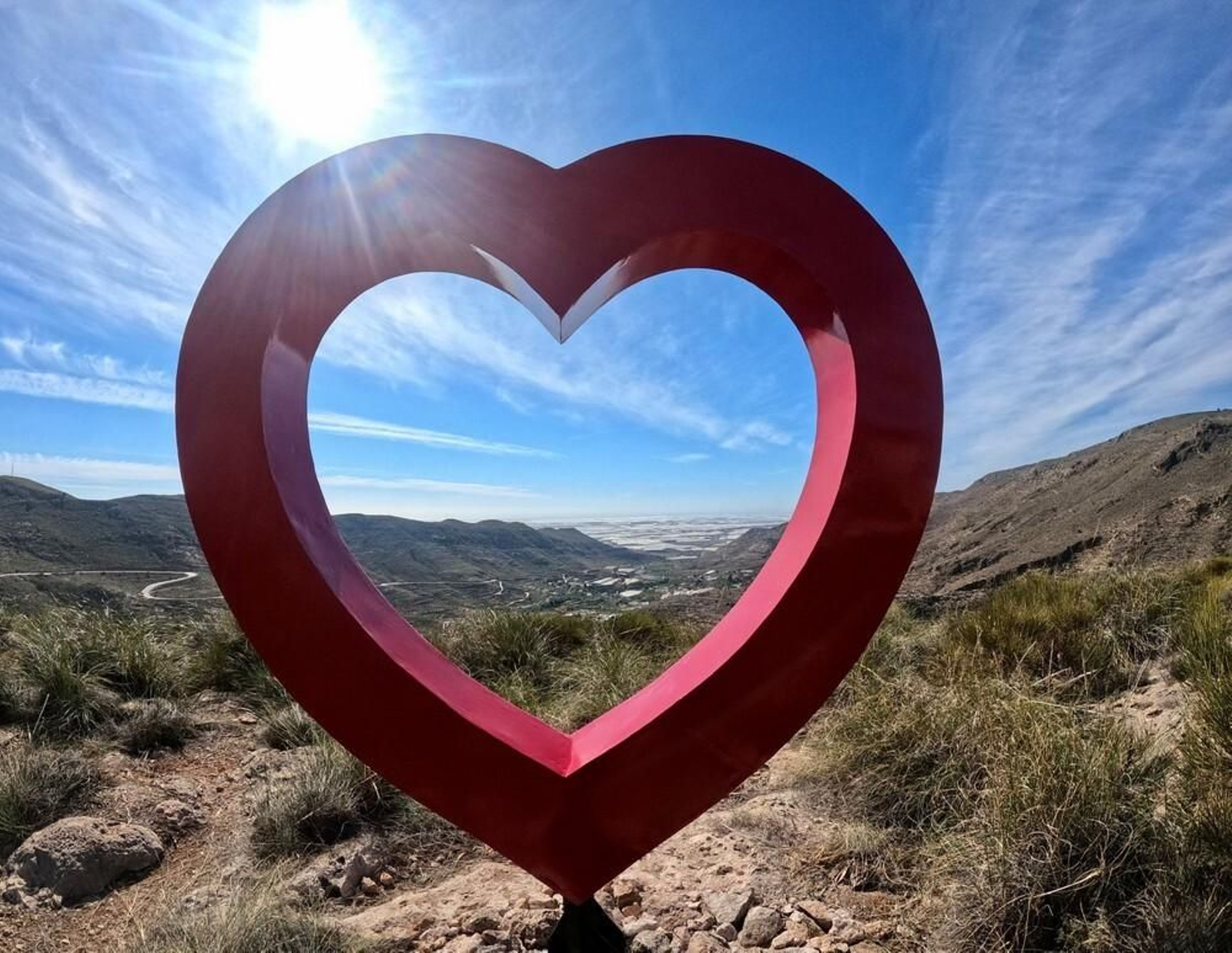 Escultura del Amor en la Ruta de los miradores-