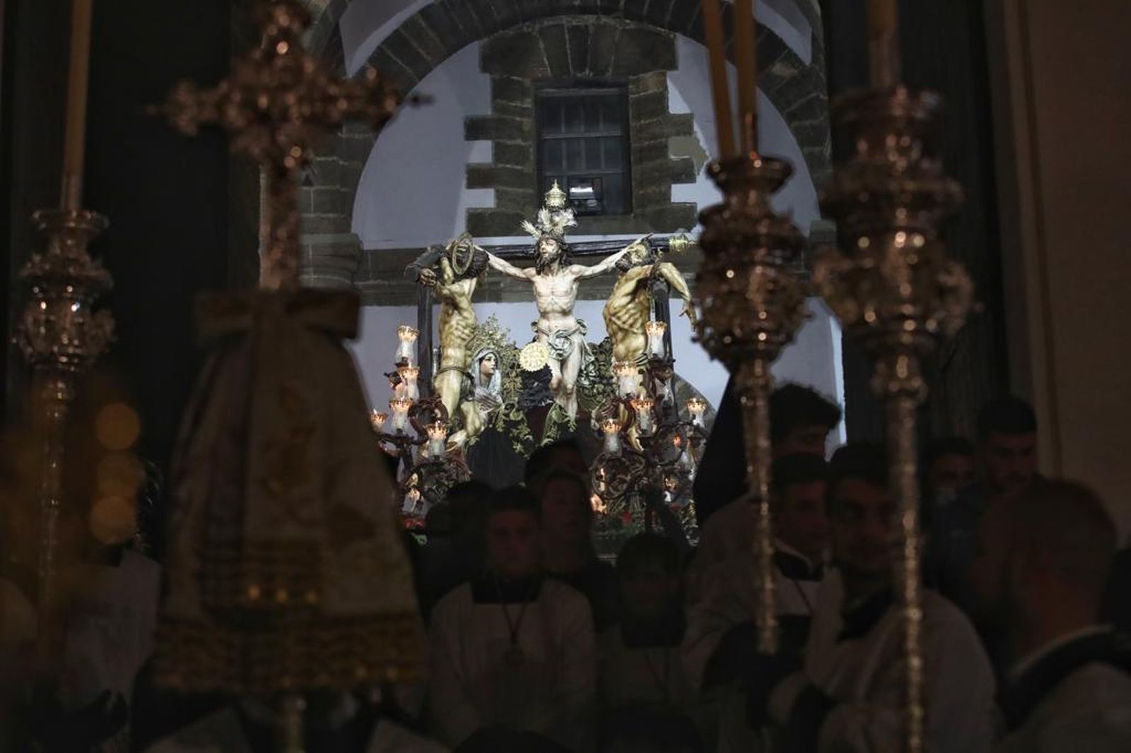 El paso del Perdón se dirige hacia la puerta de Santa Cruz.