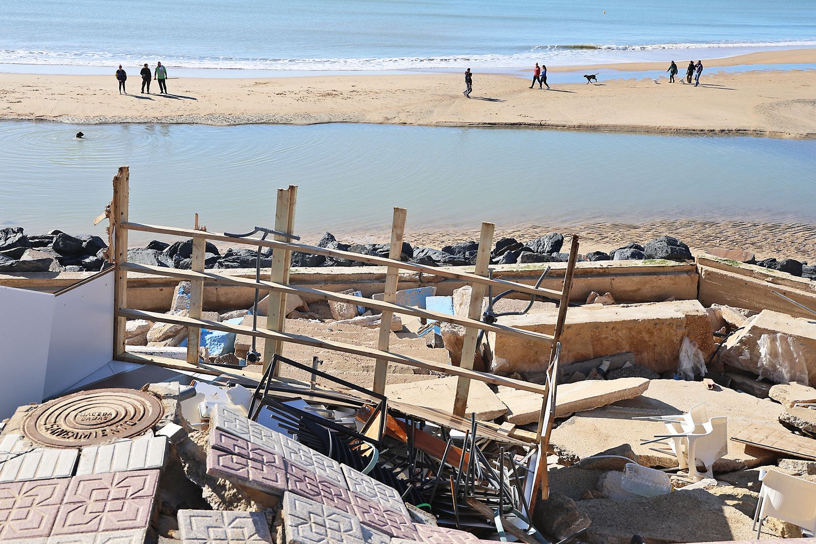 Fotografías de la concentración de los vecinos de Matalascañas tras los destrozos del paseo marítimo