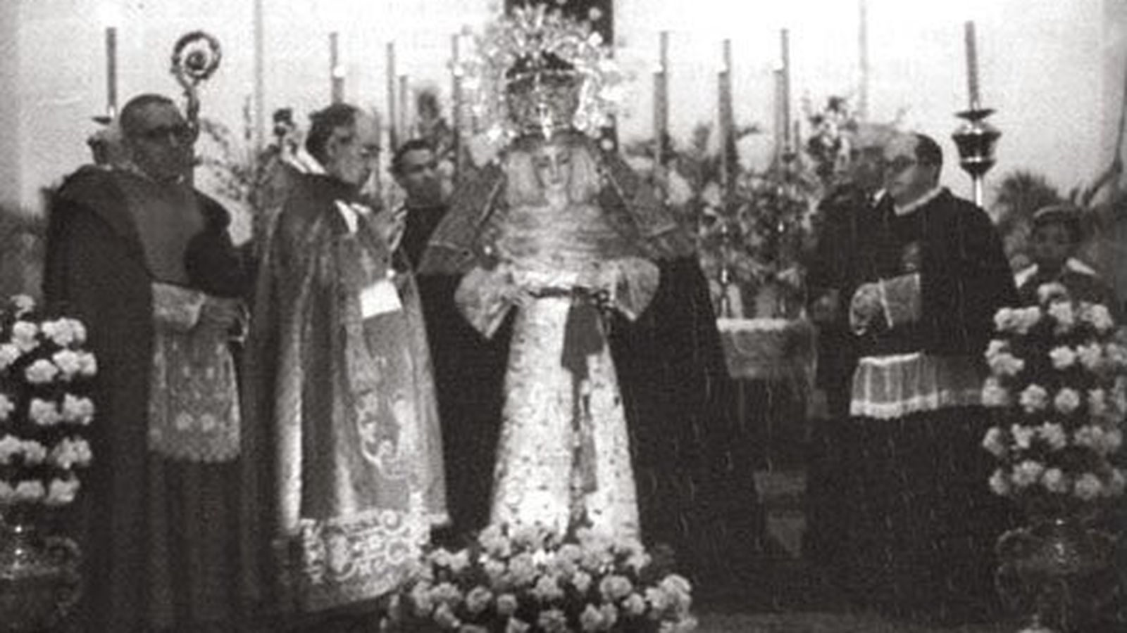 El cardenal Pedro Segura y Sáenz tras colocar la corona a la Virgen de Gracia y Esperanza en 1947