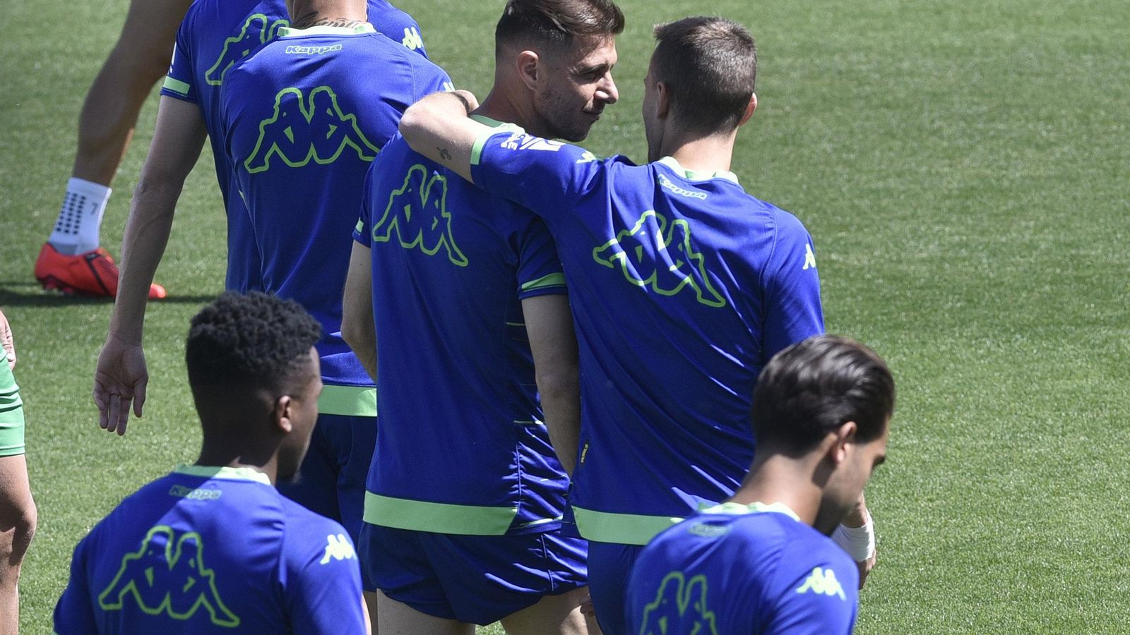 Joaquín dialoga con Canales en el entrenamiento de ayer.