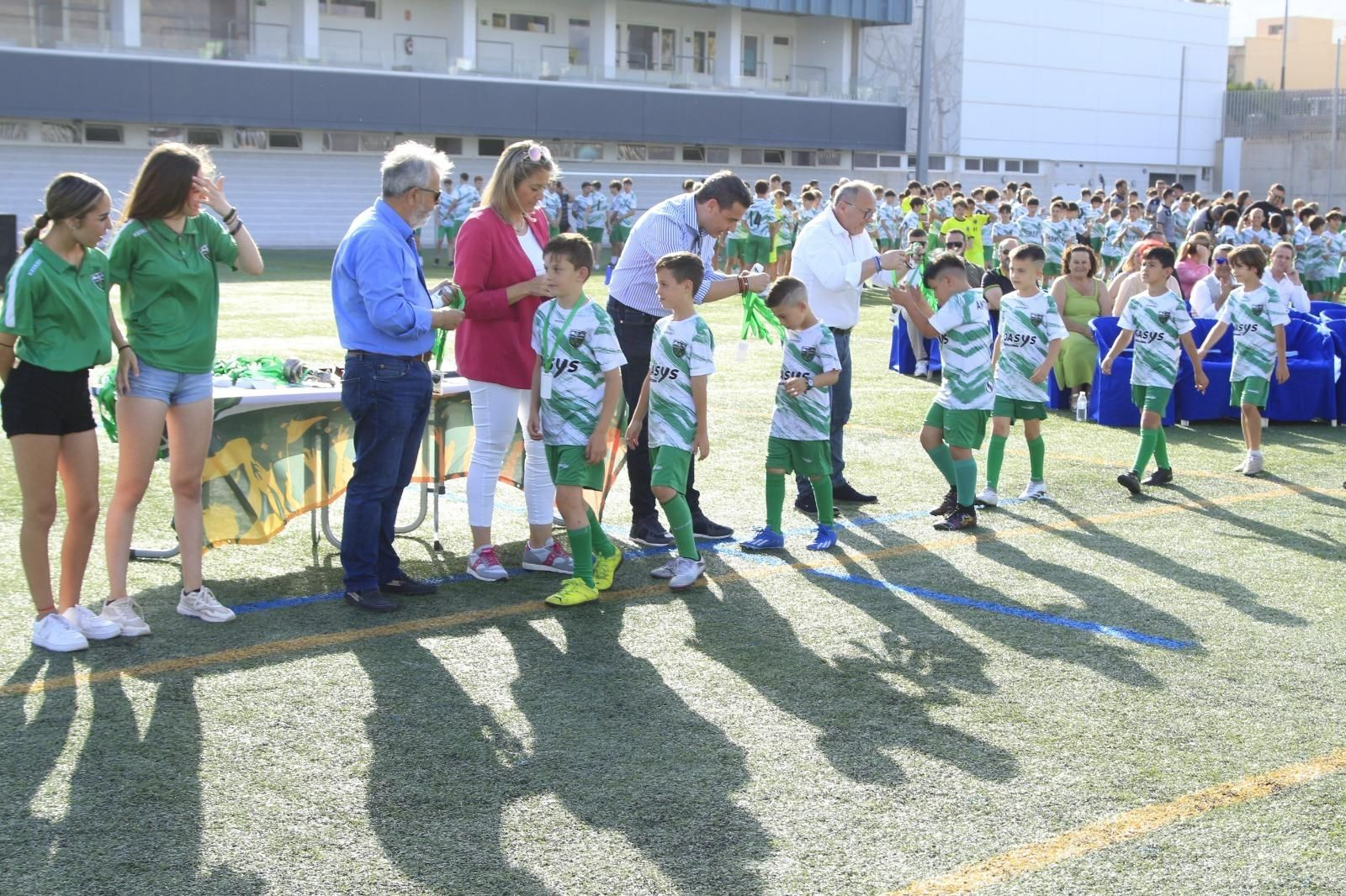 Entrega de medallas durante la clausura de la temporada de la Agrupación Deportiva El Parador.