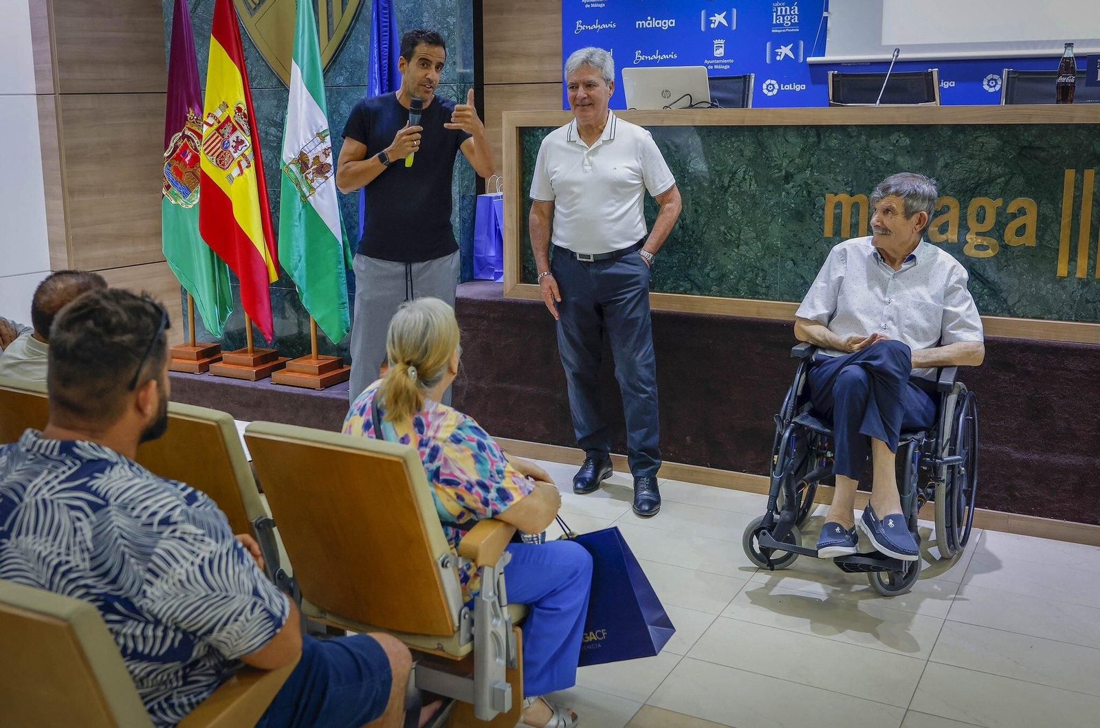 Juan Alcaide, en un acto reciente en La Rosaleda, a la derecha.