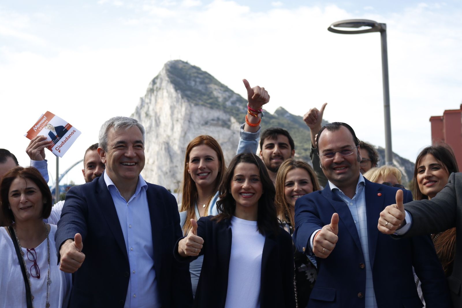 Inés Arrimadas, flanqueada por Luis Garicano y Álvaro Marfil con el Peñón al fondo