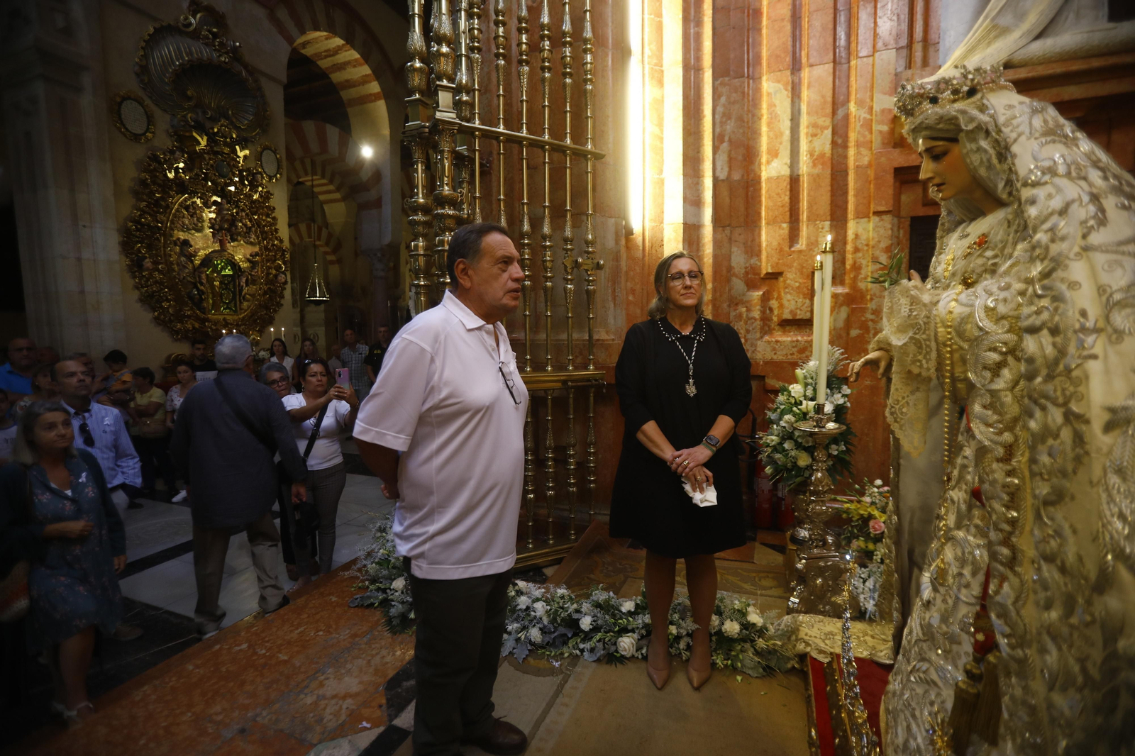El solemne besamanos de la Virgen de la Paz y Esperanza en la Catedral, en imágenes