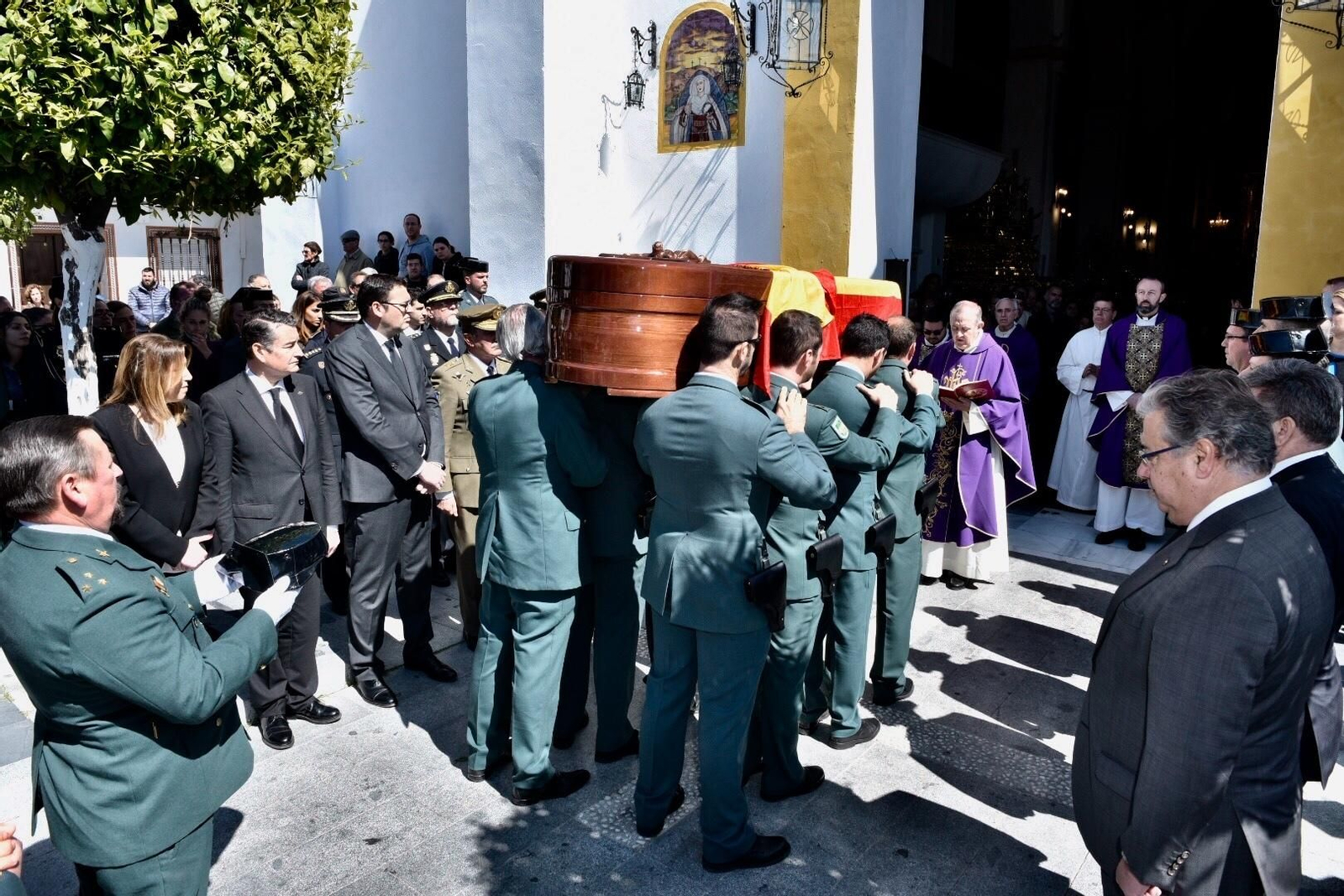 El féretro con los restos mortales del guardia civil Diego Díaz llega a la iglesia de Nuestra Señora de la Granada de Guillena.
