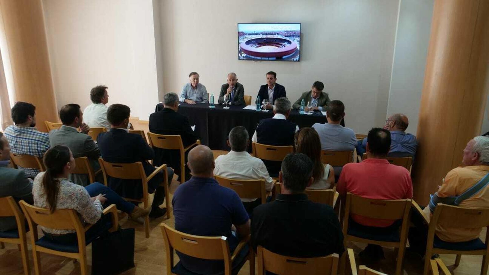 Reunión con representantes del sector turístico de Roquetas.