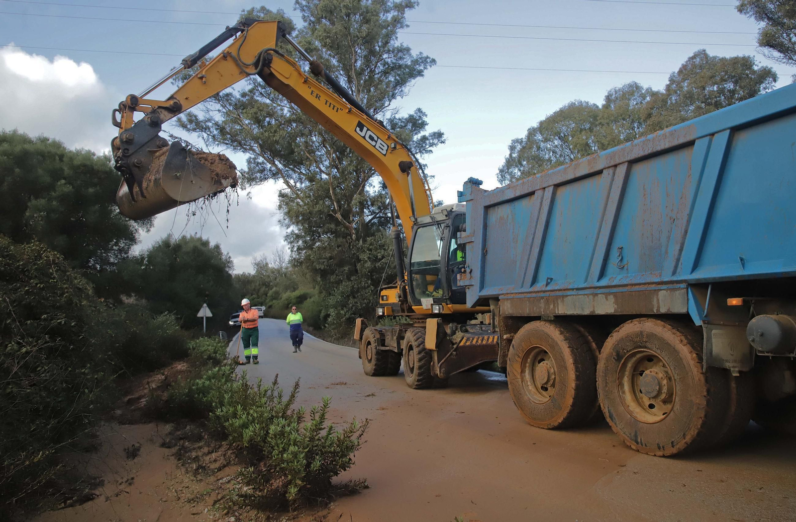 Fotos de las labores de limpieza y retirada de barro en la carretera CA-9203, que une Pinar del Rey con la Estación de San Roque