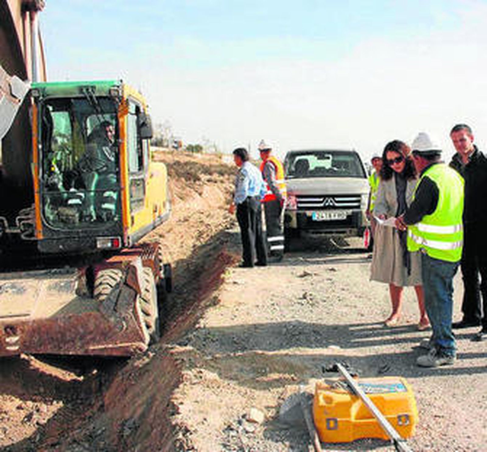 La delegada durante la visita al municipio para la cesión.