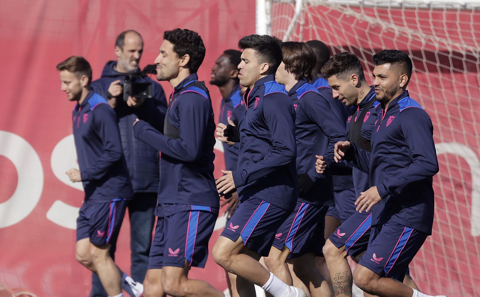 Rakitic, Jesús Navas, Acuña, Bryan Gil, Montiel y Tecatito Corona se ejercitan en el calentamiento de una sesión reciente de trabajo.