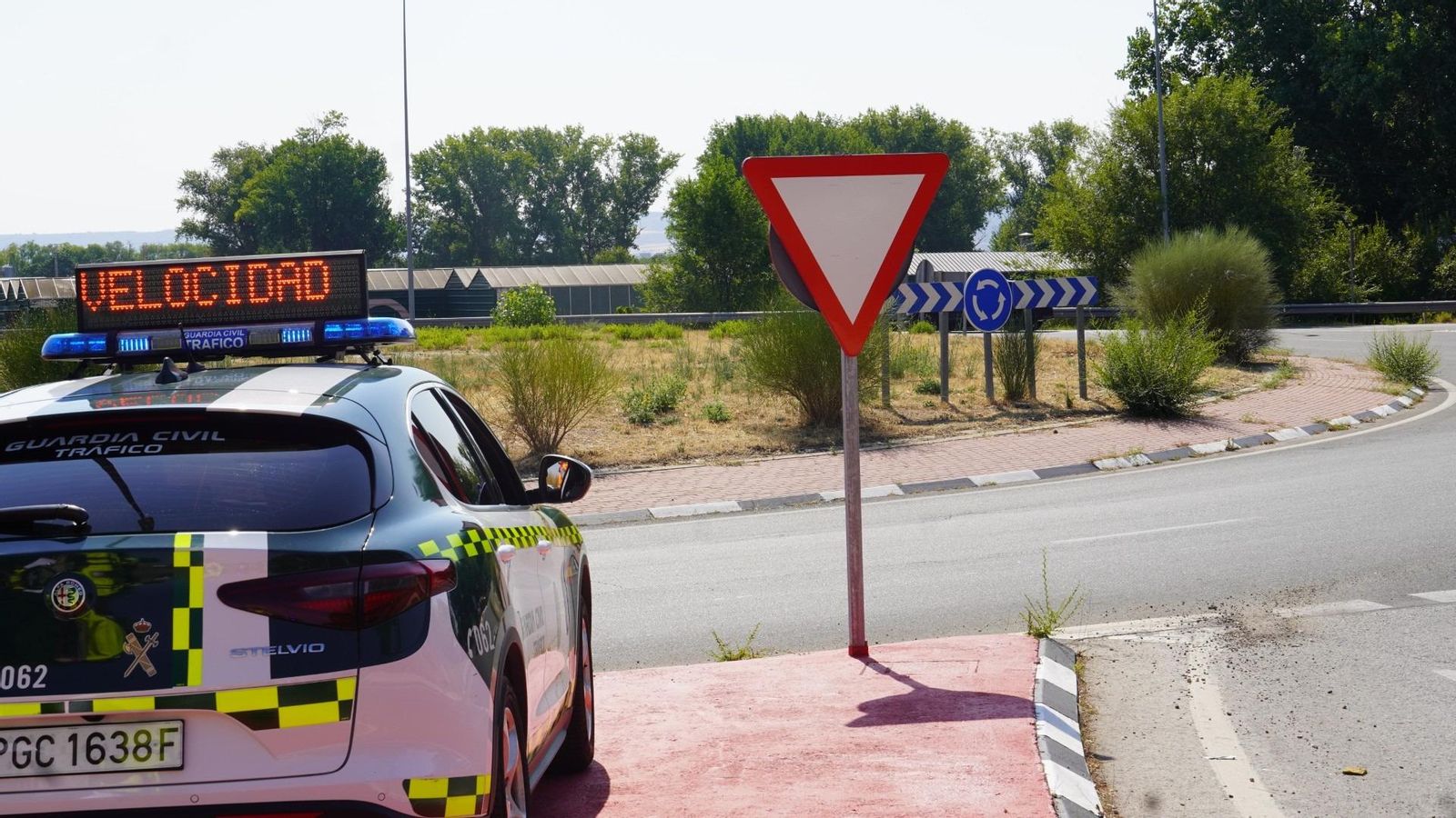 Un vehículo de la Guardia Civil durante un control de velocidad