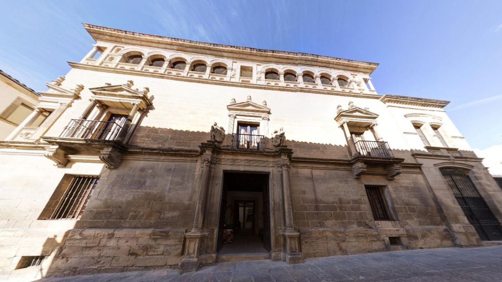 Uno de los detalles curiosos de este palacio son sus balcones esquineros.