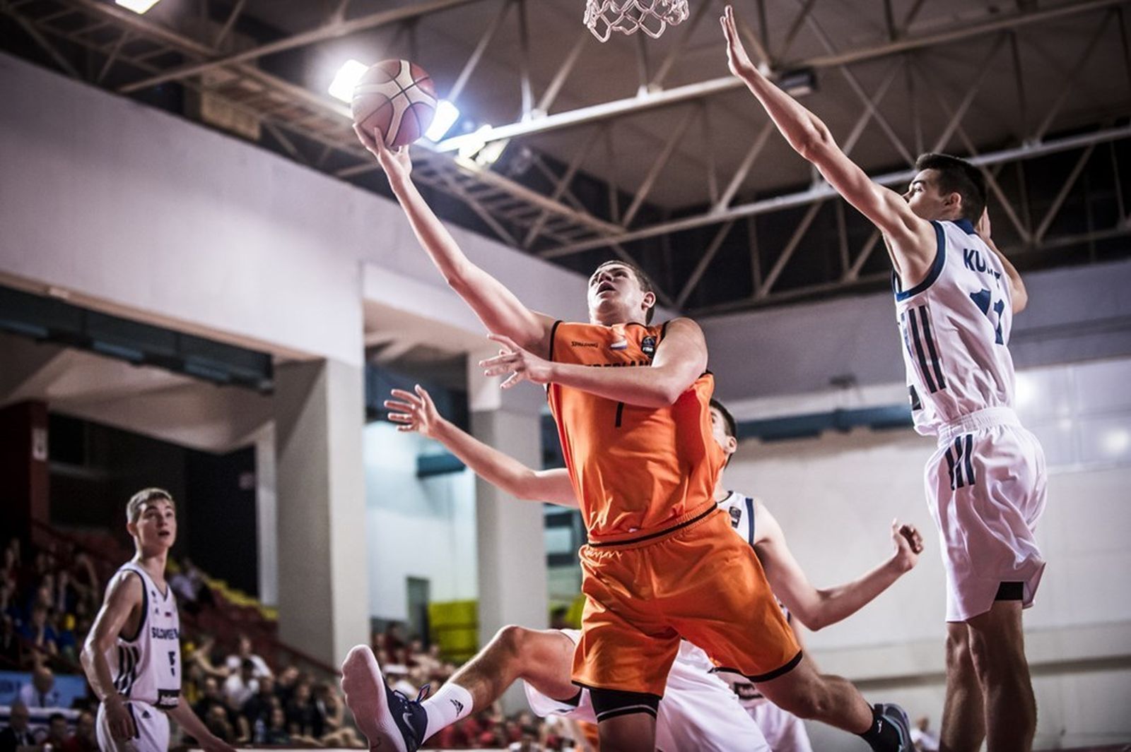 Morgan Stilma deja una bandeja.