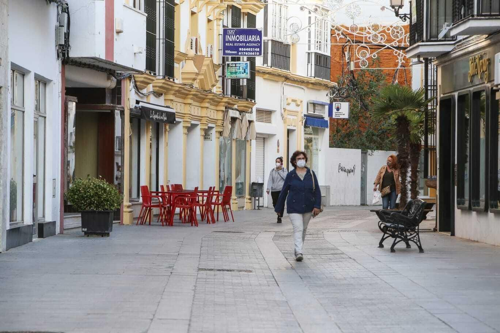 Imágenes de la primera jornada de cierres en bares y comercios de Chiclana