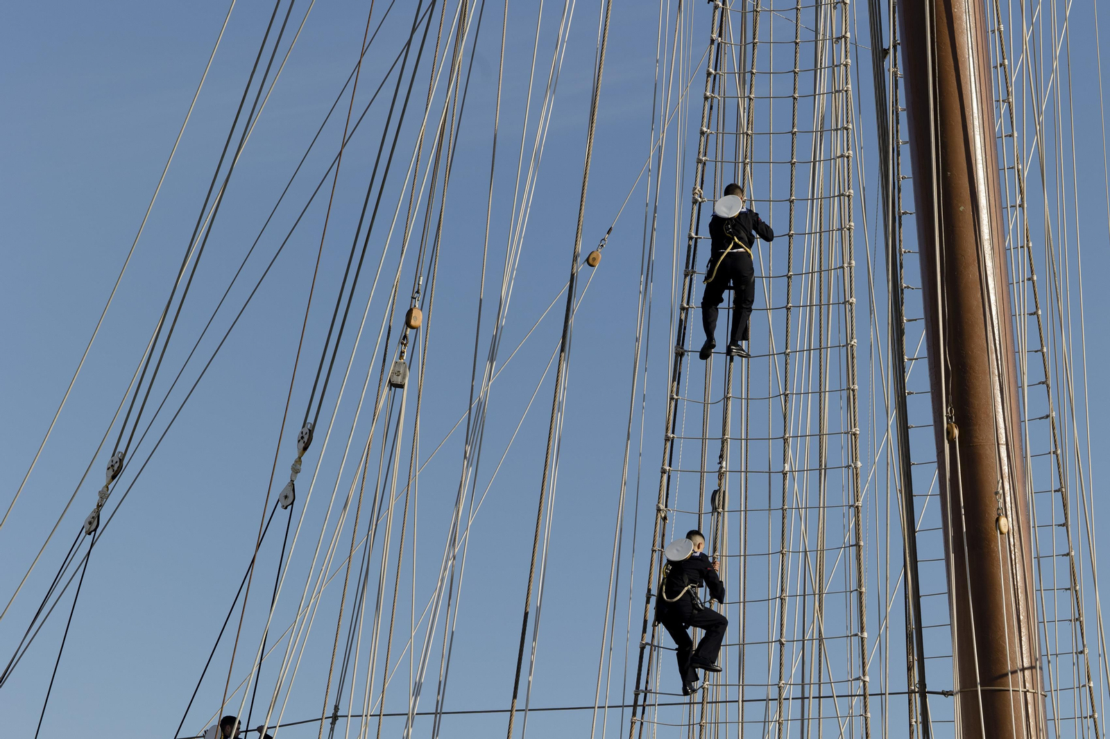 Las imágenes de la salida del buque  "Juan Sebastián de Elcano" del muelle de Cádiz.