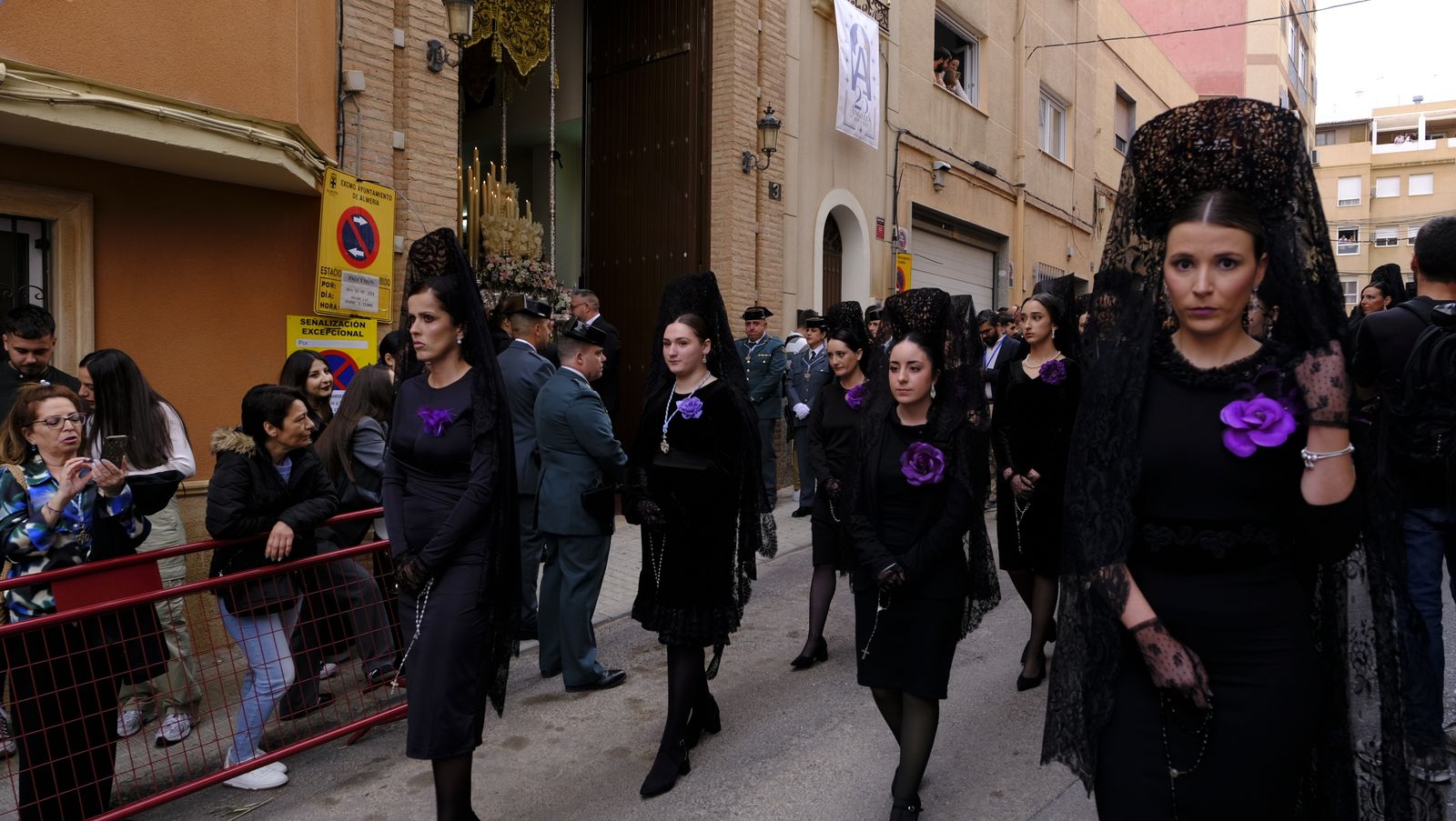 La Procesión de Los Ángeles de sobrepuso a la lluvia, en imágenes