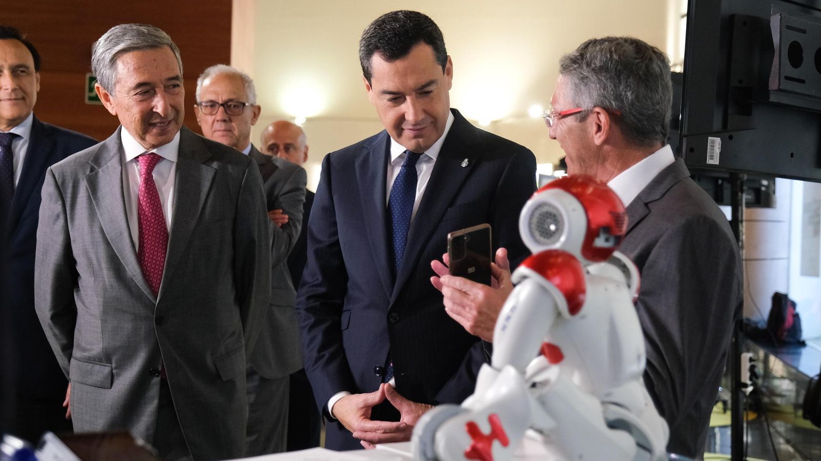 Juanma Moreno visita un stand de la Exposición de resultados de proyectos de I+D+i financiados por CTA.