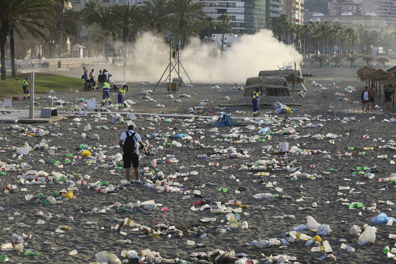 Las fotos de la basura en las playas de Málaga tras San Juan