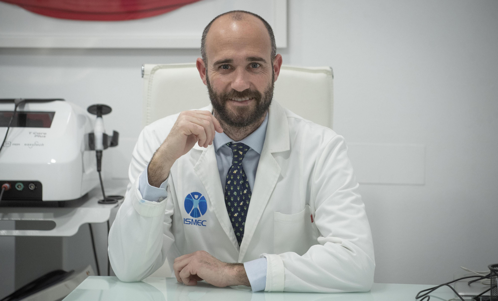 El doctor Pablo Sánchez Dorado, en su consulta en la Clínica ISMEC.